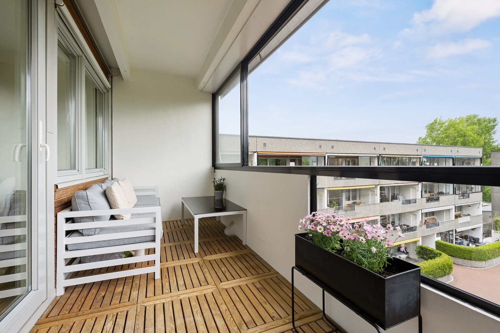 Med en innglasset balkong sitter du helt lunt og skjermet, også når været ikke er på sitt beste. Galleribilde