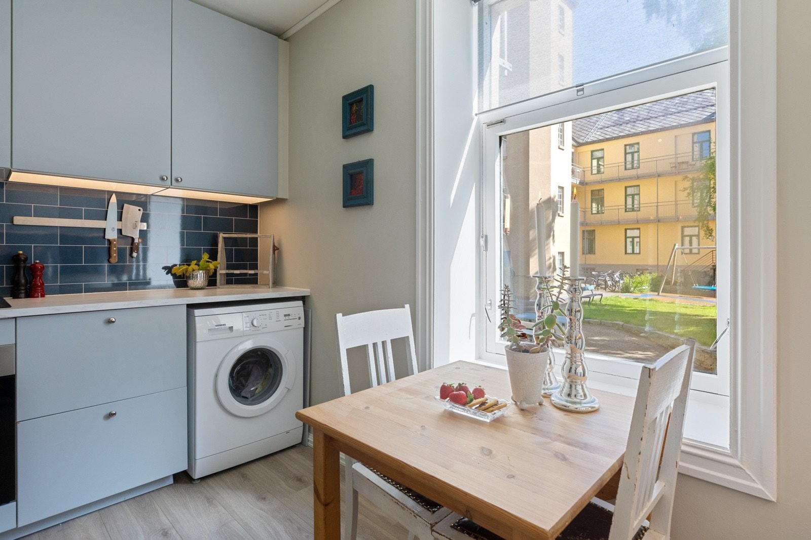 Her finner man integrerte hvitevarer som kjøl/fryseskap, stekeovn og platetopp. Galleribilde