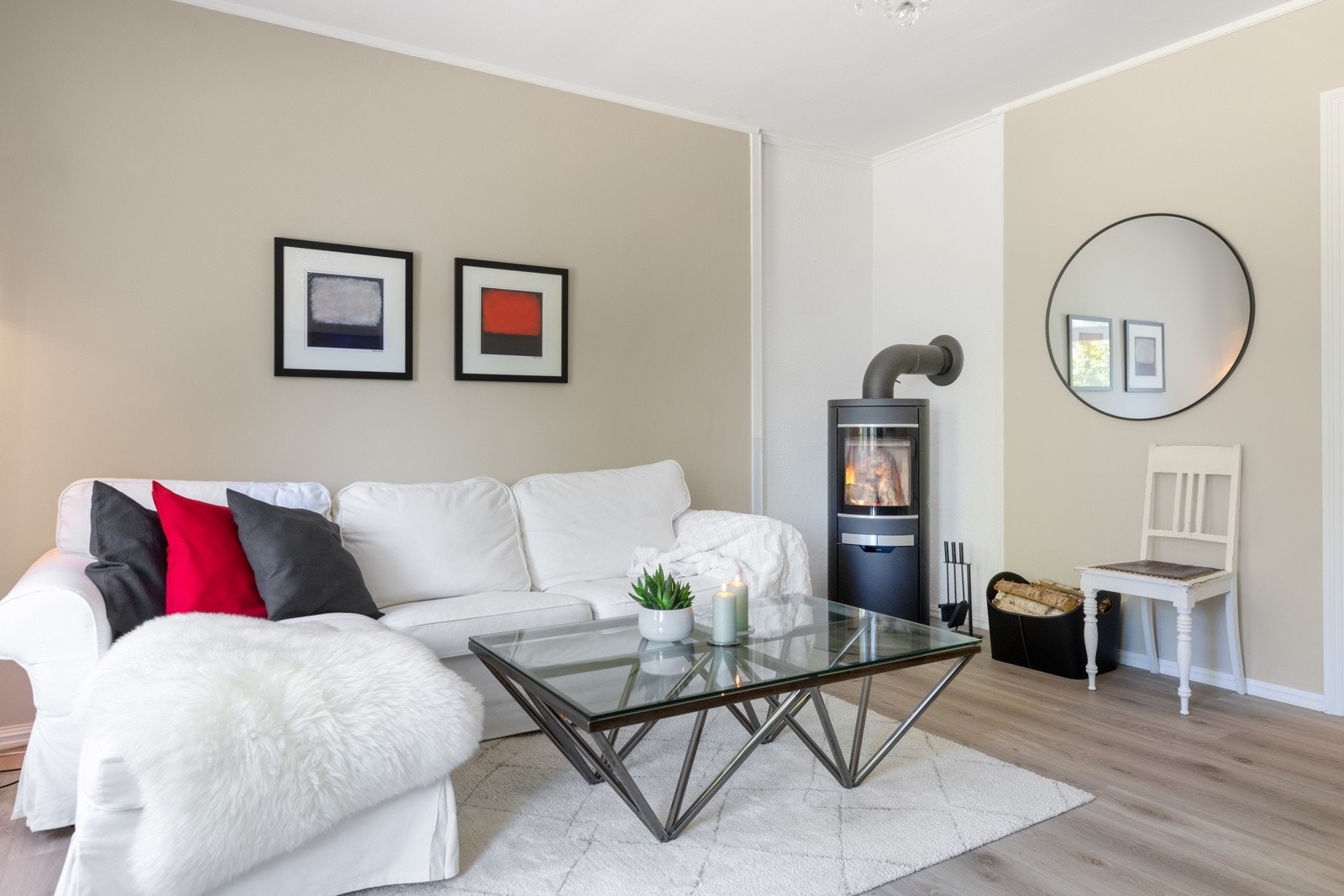 Det er gjort gode material- og fargevalg som gir et tidsløst og gjennomgående utført uttrykk. Galleribilde