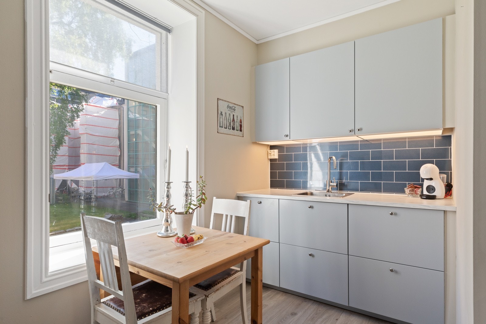 Koselig spisebord med utsyn over parken. Galleribilde