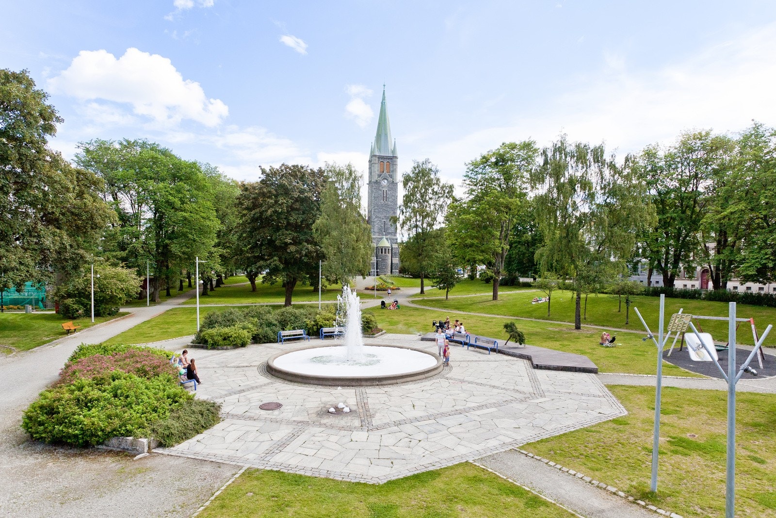 Lademoen Park ligger like ved og kan by på store og frodige grøntareal. Galleribilde