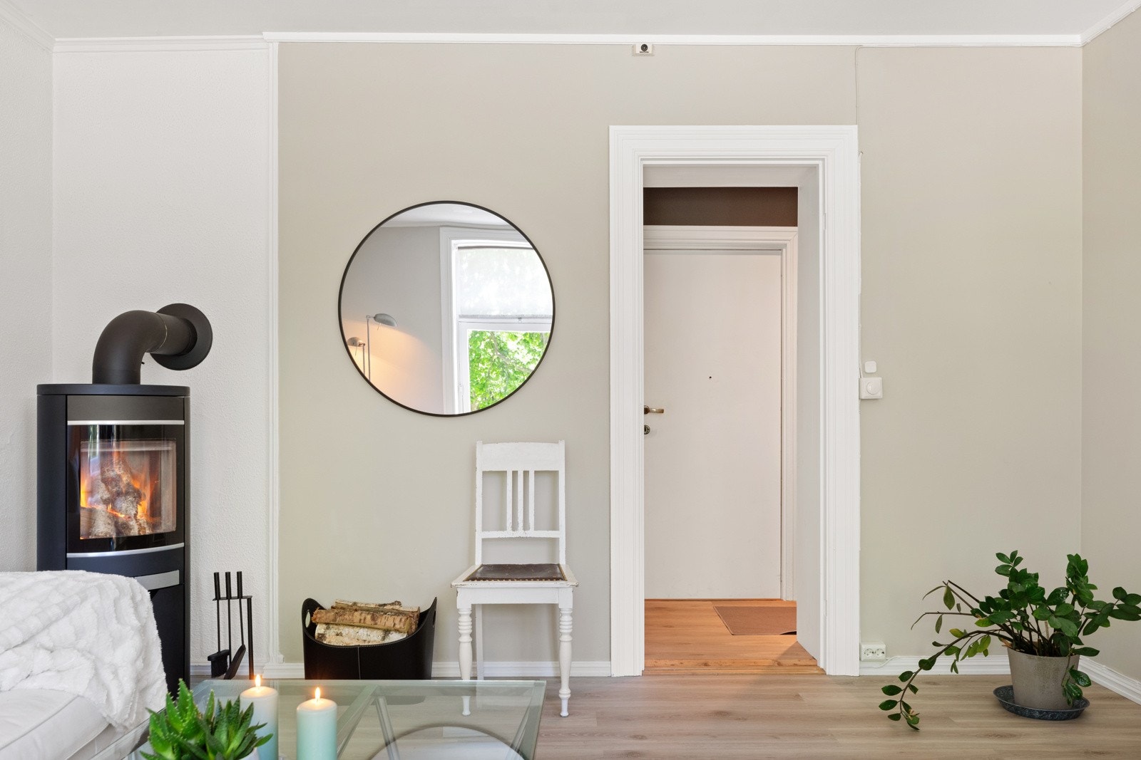 Særdeles god takhøyde, romslige rom og store vindusflater gir leiligheten en luftig atmosfære. Galleribilde