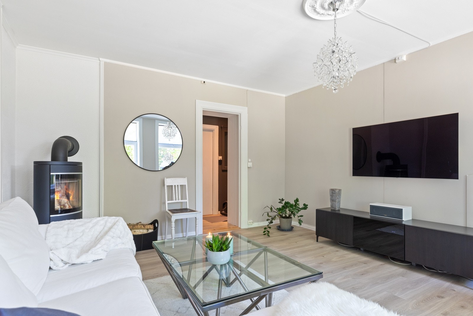 I stuen er det satt inn vedovn som sørger for effektiv og koselig oppvarming av leiligheten. Galleribilde