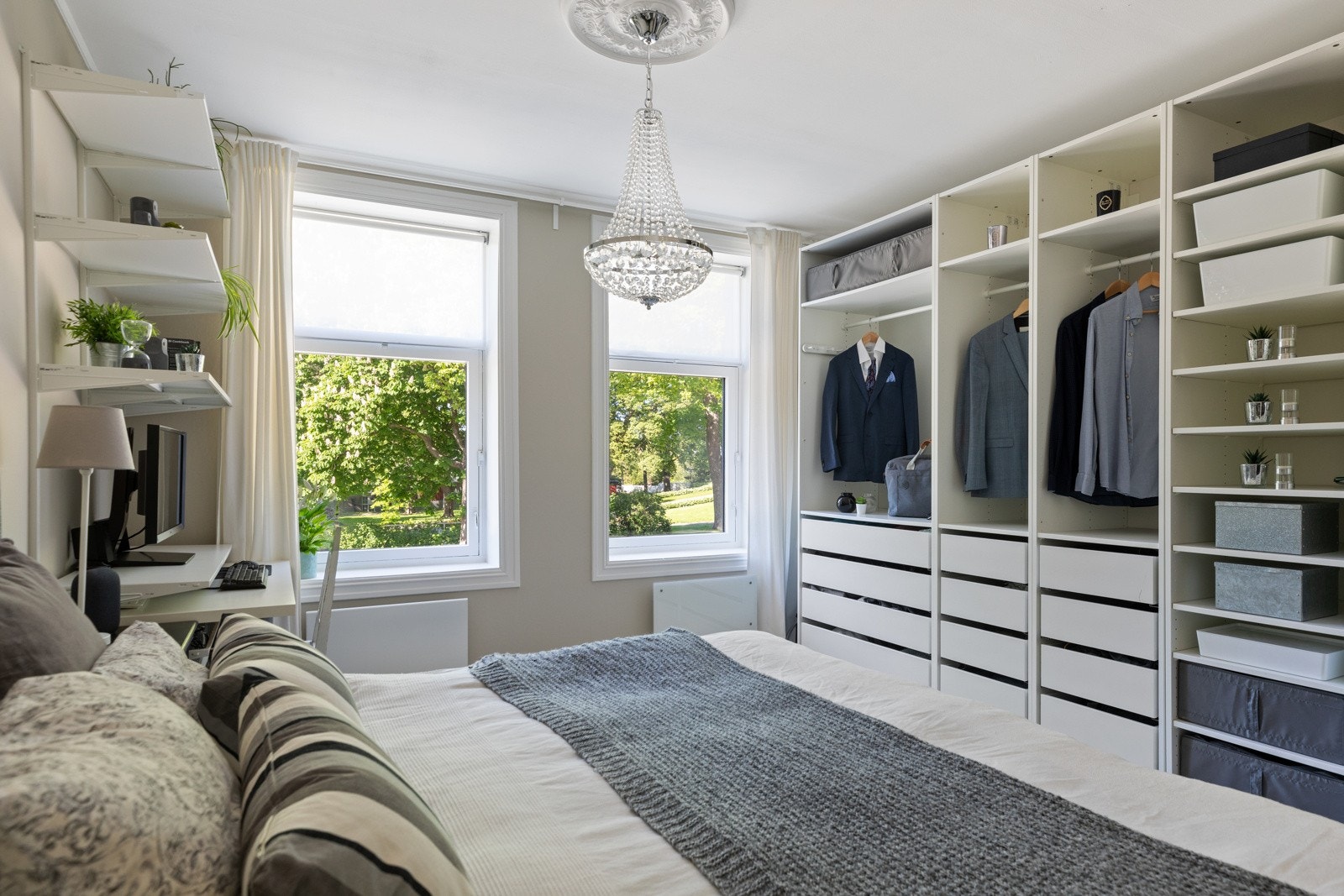 Stort soverom på hele 16,5 m². Her er det etablert stor garderobeløsning. Galleribilde