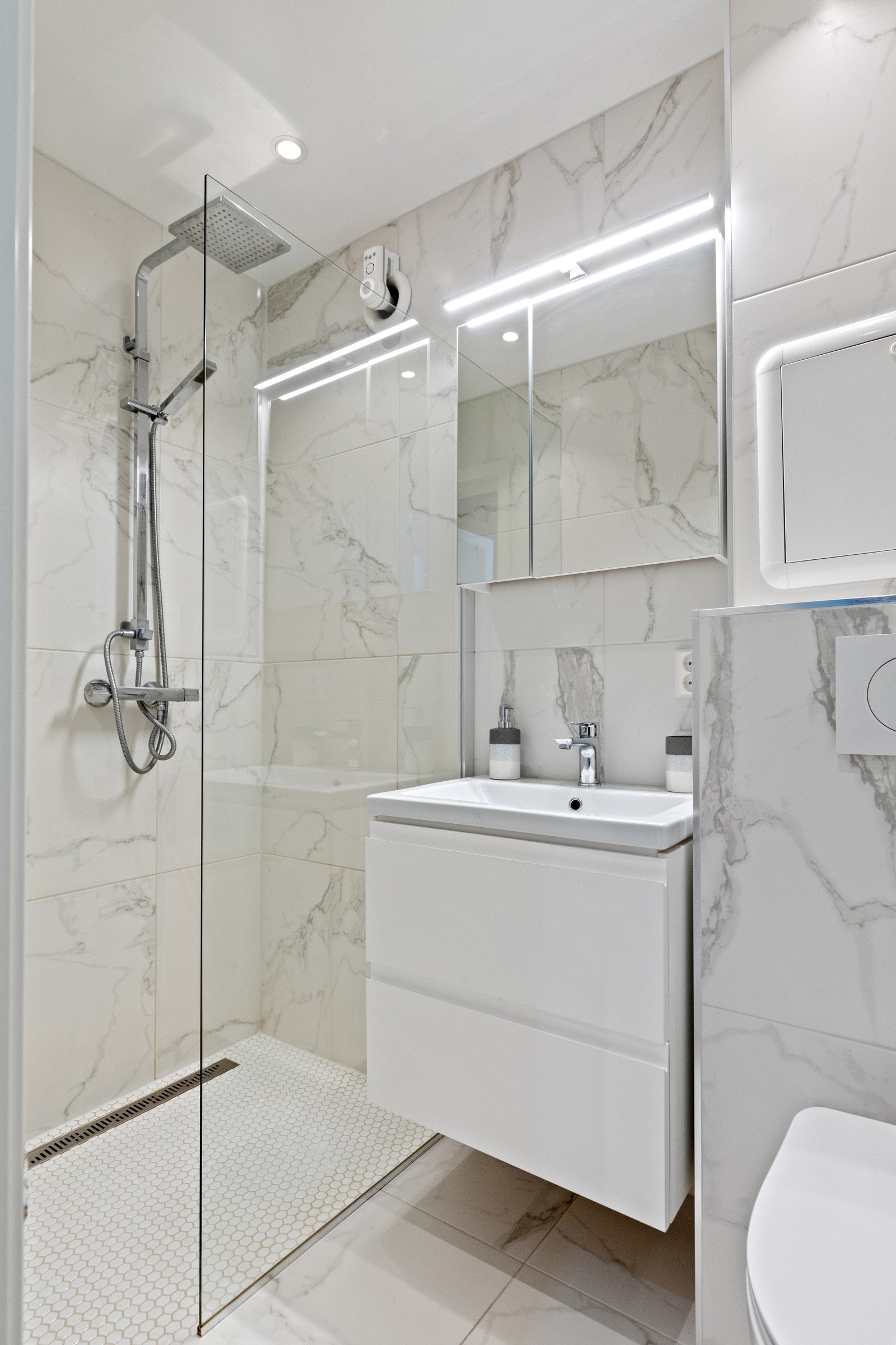 Badet fremstår i meget god stand og er gitt tilstandsgrad 0 av takstmann. Galleribilde