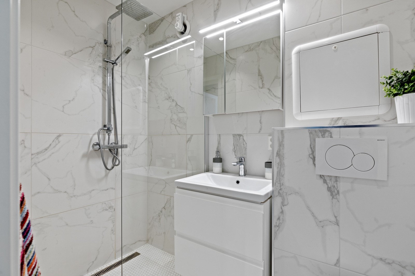 Pent flislagt bad på 3,0 m². Her får man moderne komfort med blant annet downlights og gulvvarme. Galleribilde