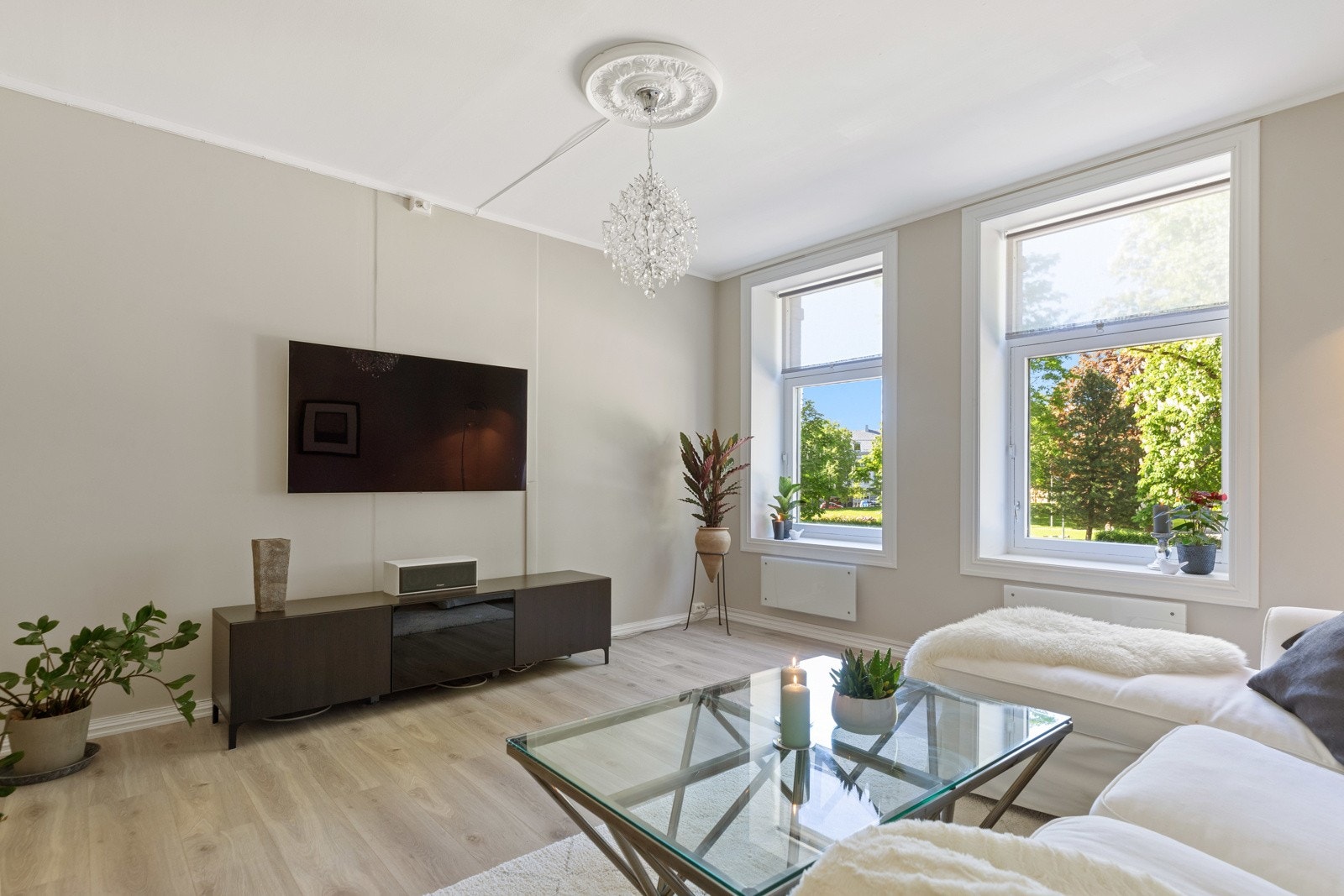 Leiligheten ligger i en høy første etasje og vender ut mot frodig park med lite innsyn. Galleribilde