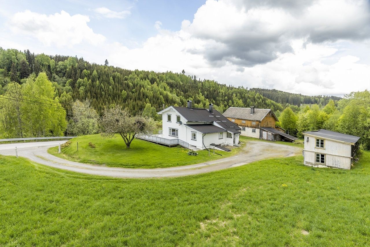 Bygningene er plassert slik at de danner et koselig tun. Galleribilde