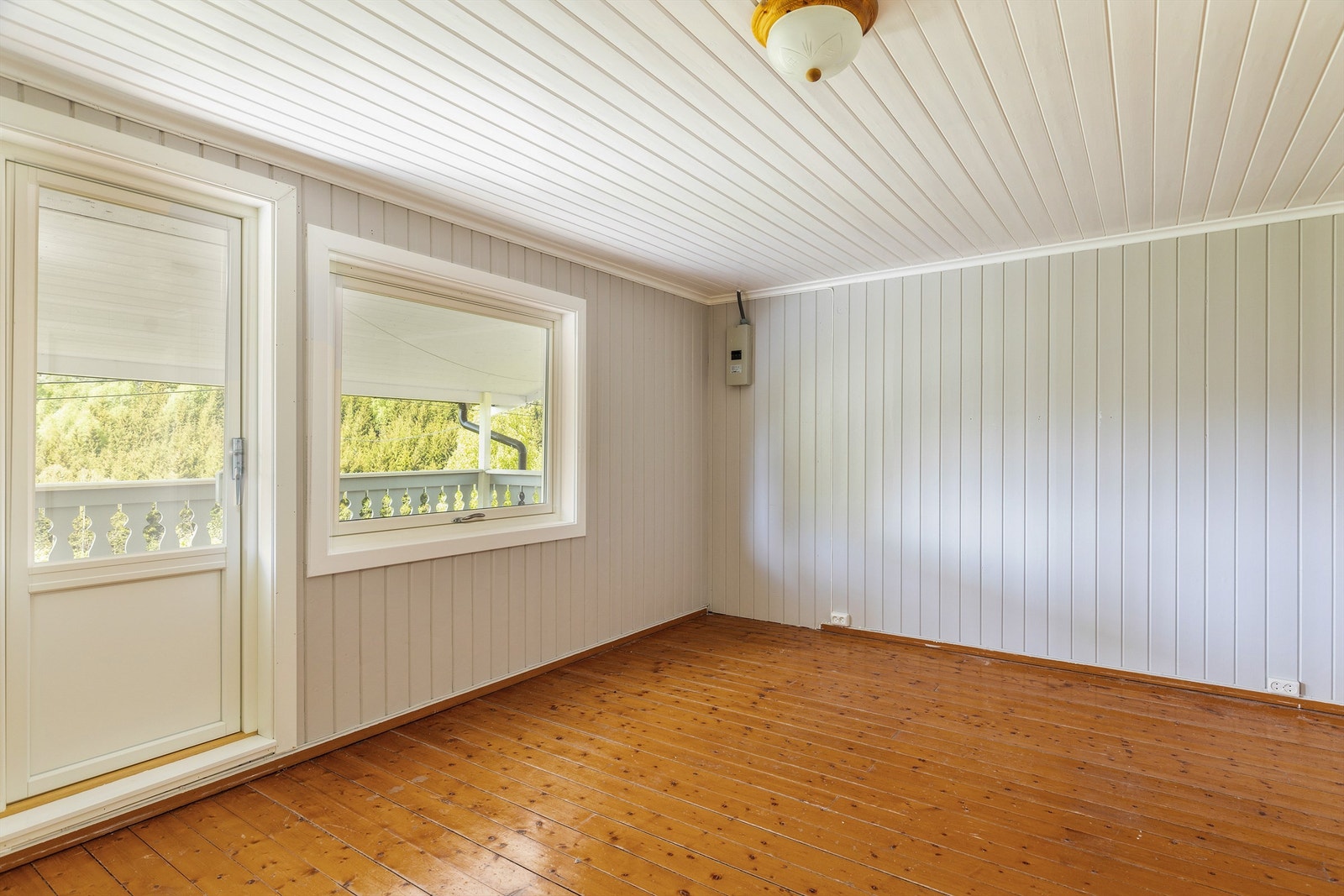 Soverom i 2 .etasje med utgang til overbygget balkong Galleribilde