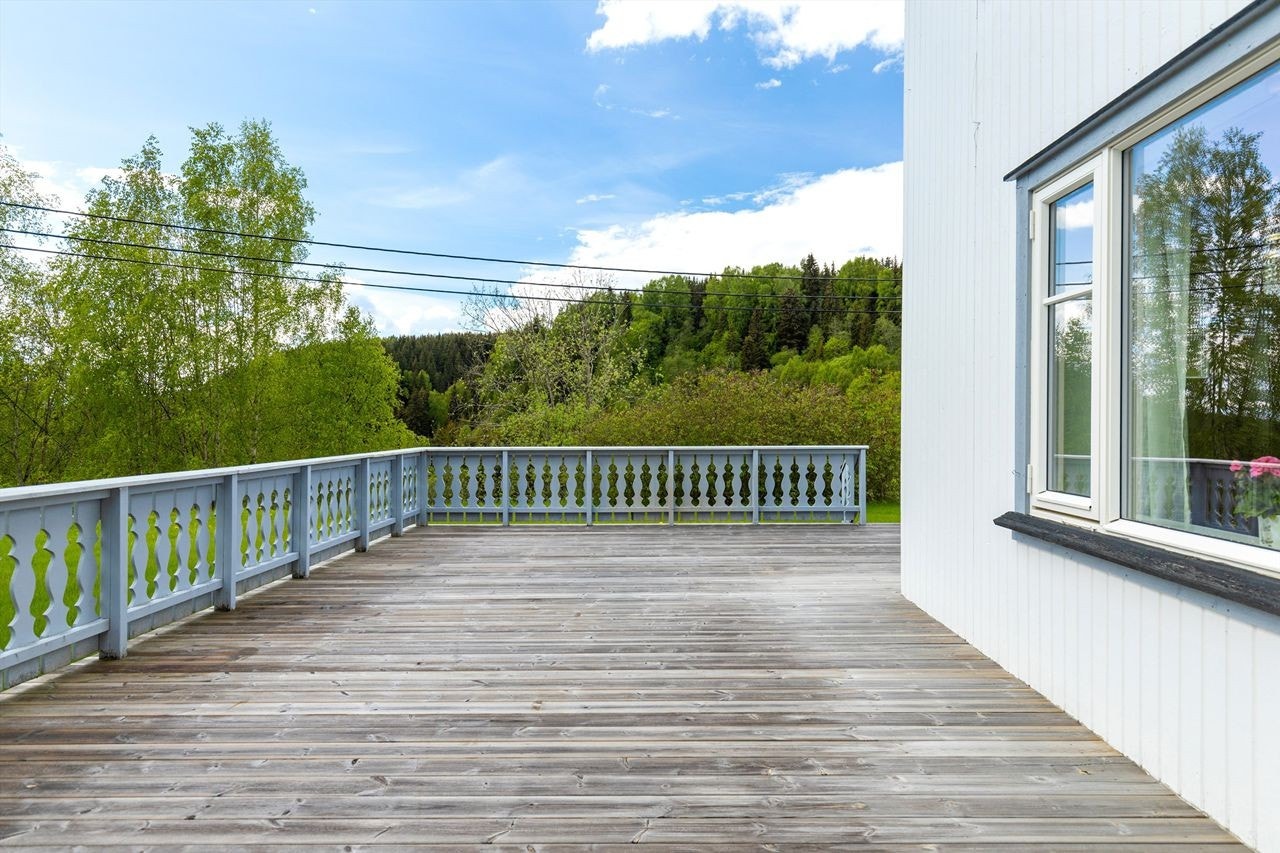 Stor terrasse med god plass til utemøbler. Her kan de fine sommerdagene nytes. Galleribilde
