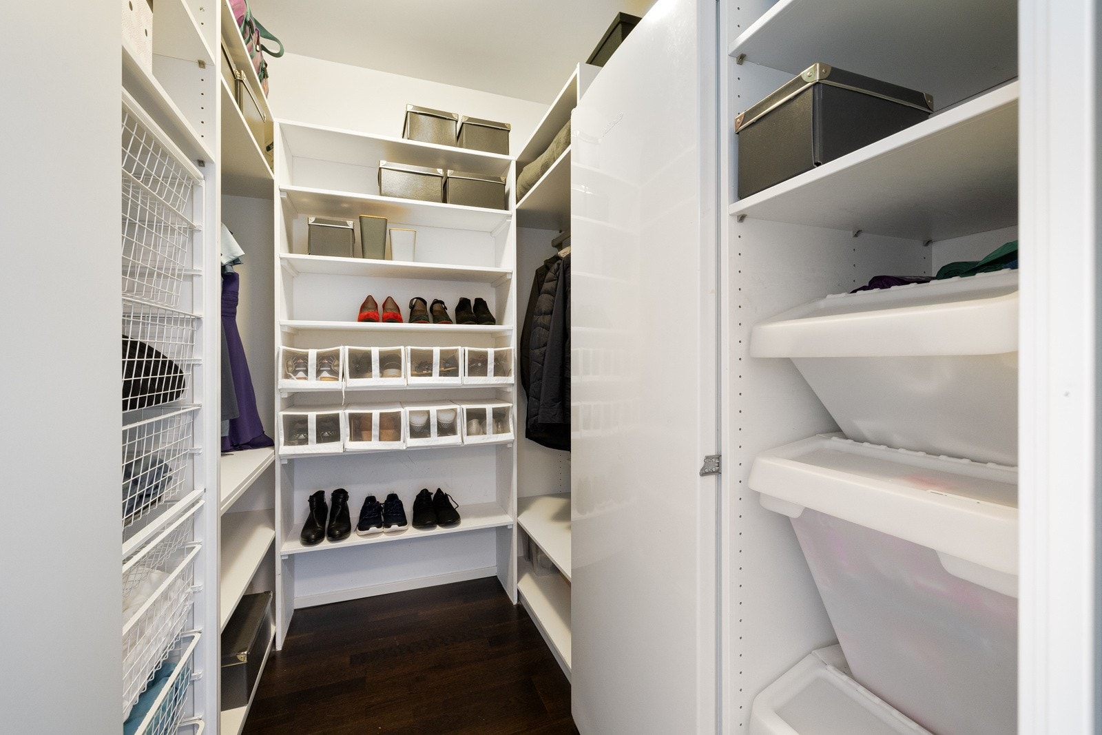 Direkte tilknyttet entréen finner man en fin bod/omkledningsrom med praktisk garderobeinnredning. Galleribilde