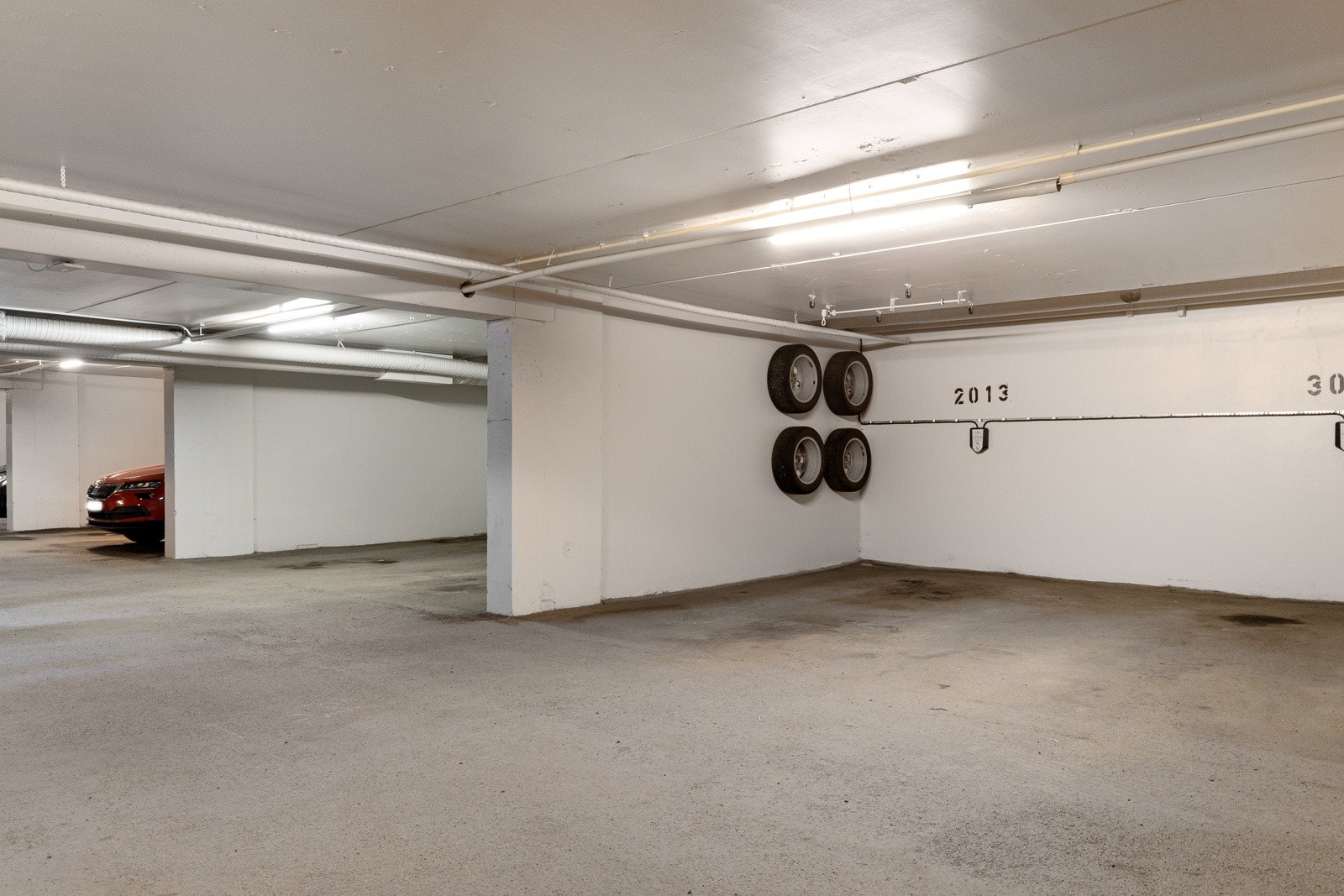 Det medfølger garasjeplass under bygget med mulighet for elbillader. Galleribilde