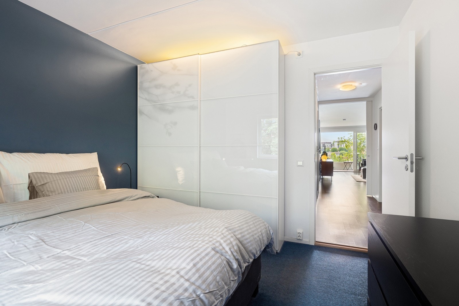 Klesoppbevaring i skyvedørsgarderobe. Det er også plass til kommoder eller lignende. Galleribilde