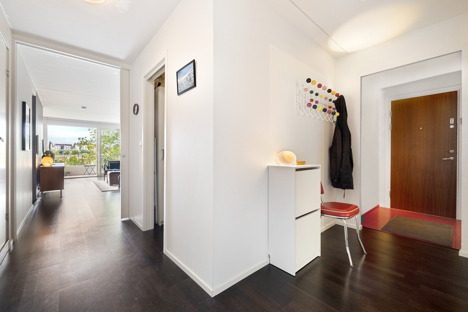 Innbydende entré og gang med plass til knaggrekker og skoskap m.m. Galleribilde