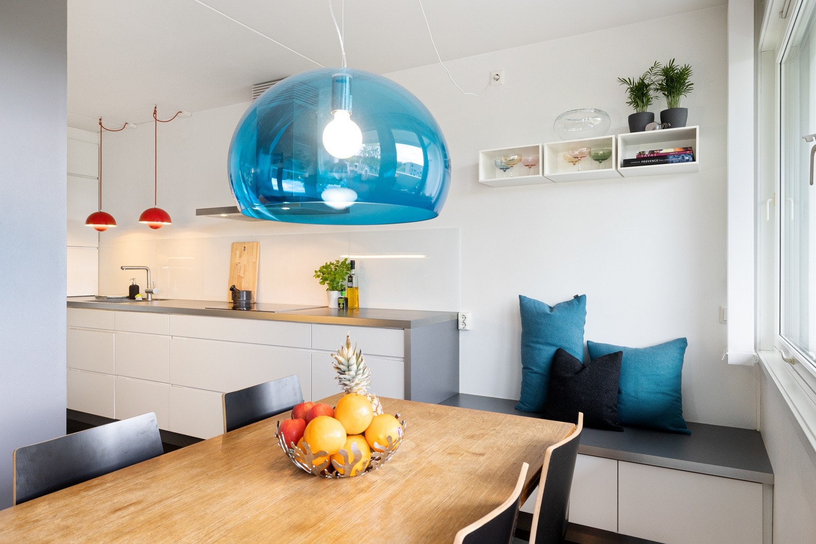 Naturlig plass til spisebord like ved kjøkkenet. Det er etablert en fin benkeløsning med oppbevaring på kjøkkenet. Galleribilde