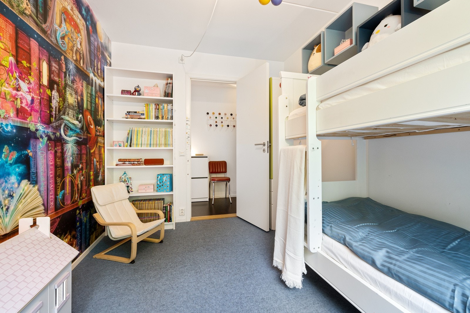 Begge barnerom har god plass til seng og oppbevaringsløsninger. Galleribilde