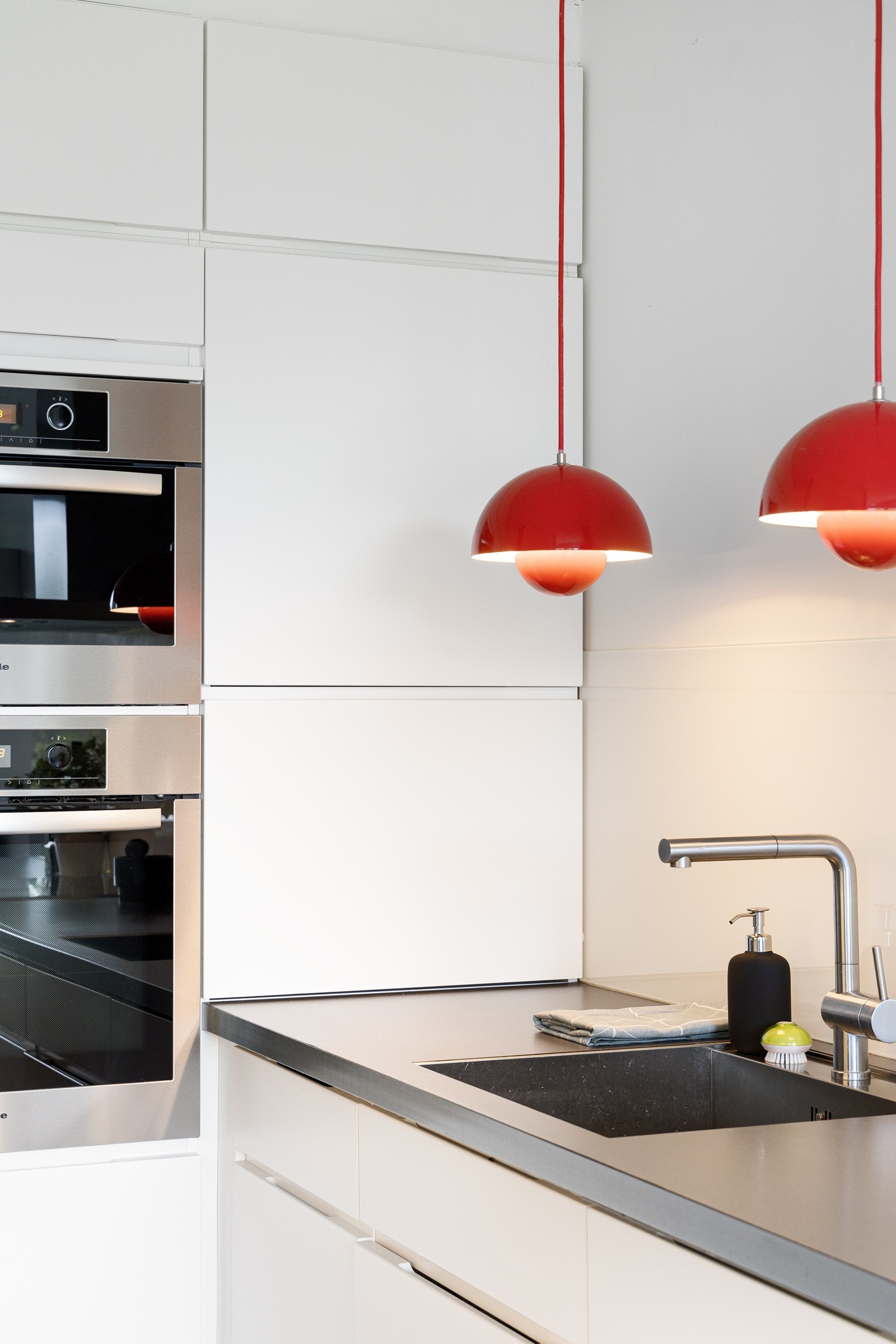 Det er både integrert stekeovn og dampovn, plassert i høyskap i praktisk arbeidshøyde. Galleribilde