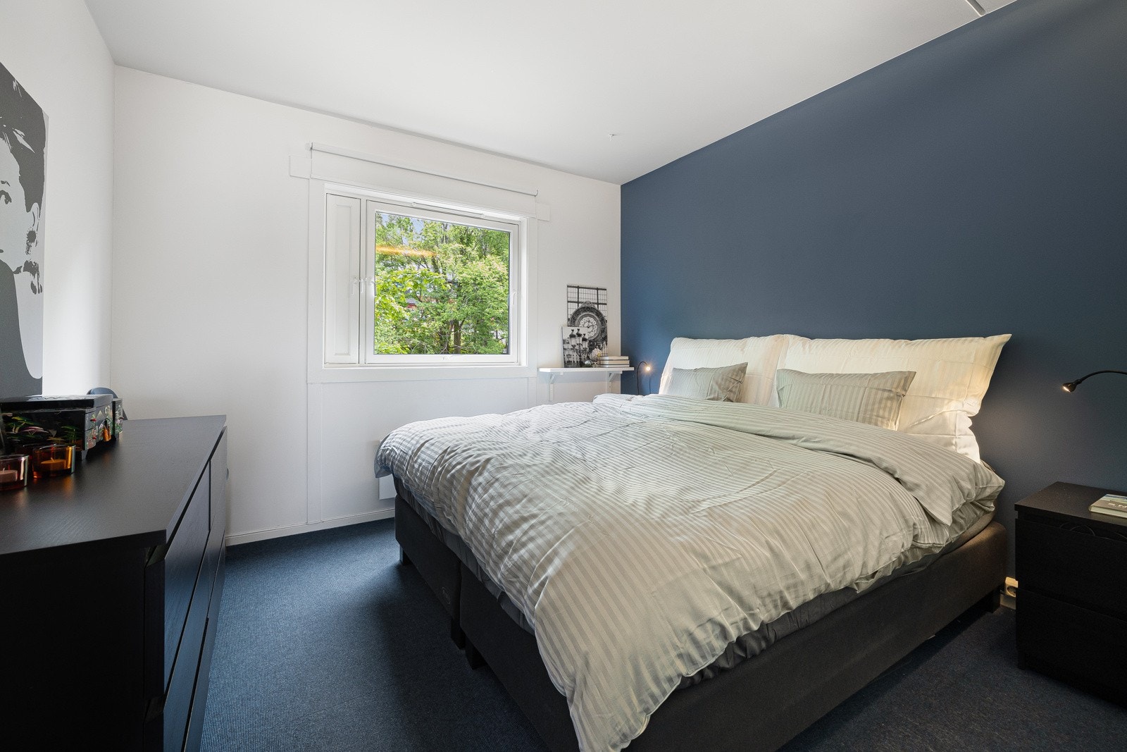 Hovedsoverom. I alle soverom er det lagt behagelig vegg-til-vegg teppe. Galleribilde