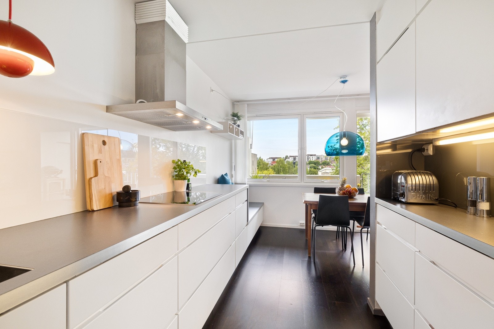 Alle hvitevarer på kjøkkenet er integrerte og følger med leiligheten. Galleribilde