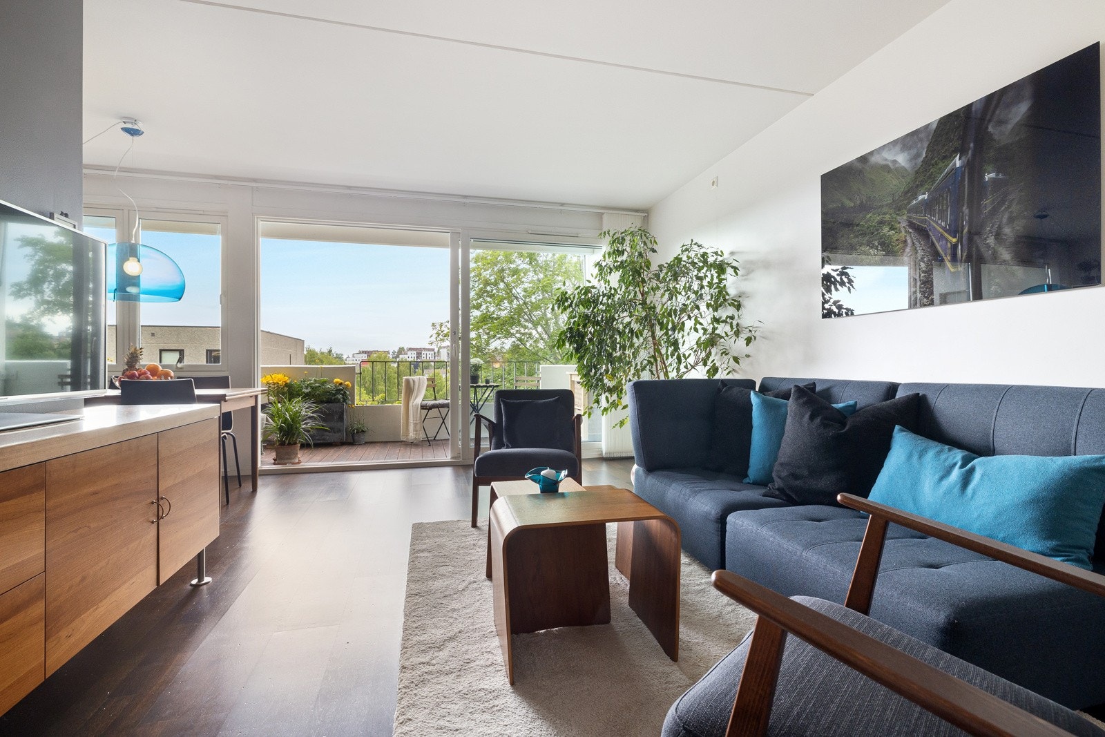 Planløsningen er sosial og moderne med oppholdsrom og soverom i hver sin ende av leiligheten. Galleribilde