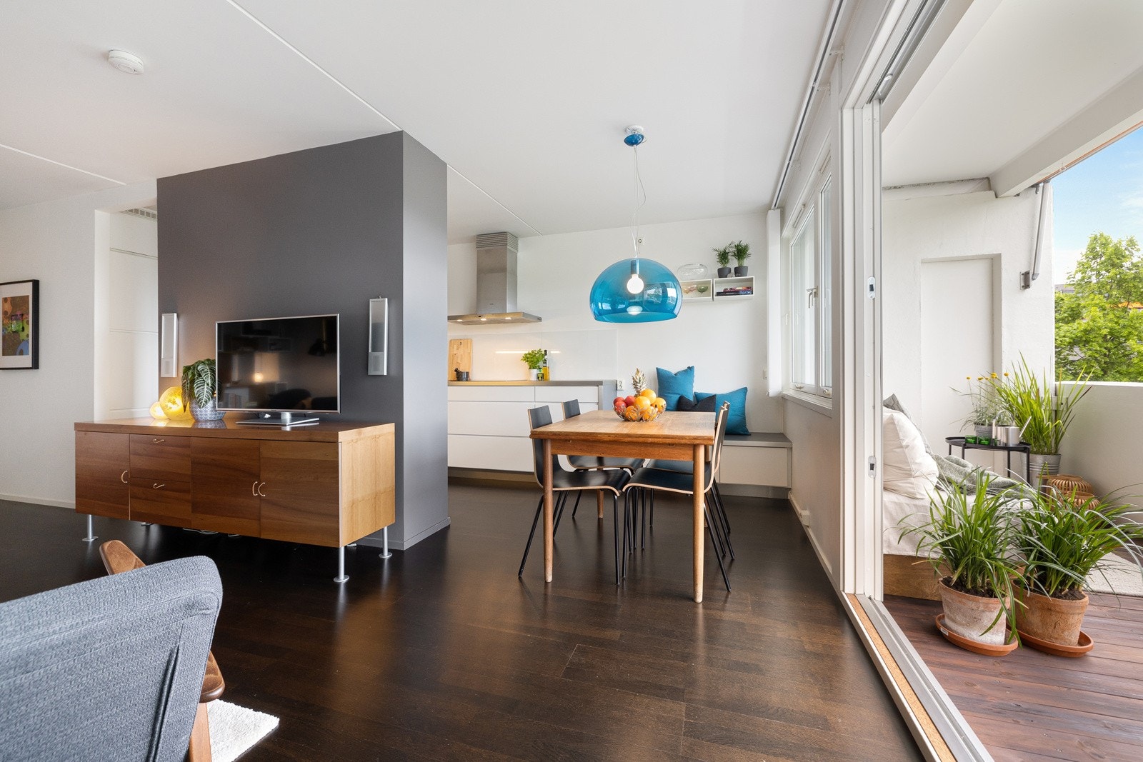 Hyggelig med stue og kjøkken i åpen løsning med inngang til kjøkkenet fra to steder. Galleribilde