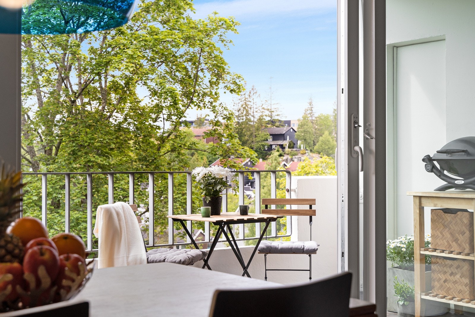 Stue og kjøkken i åpen løsning har gode lysforhold med store vindusflater med balkong og vinduer fra 2007. Galleribilde