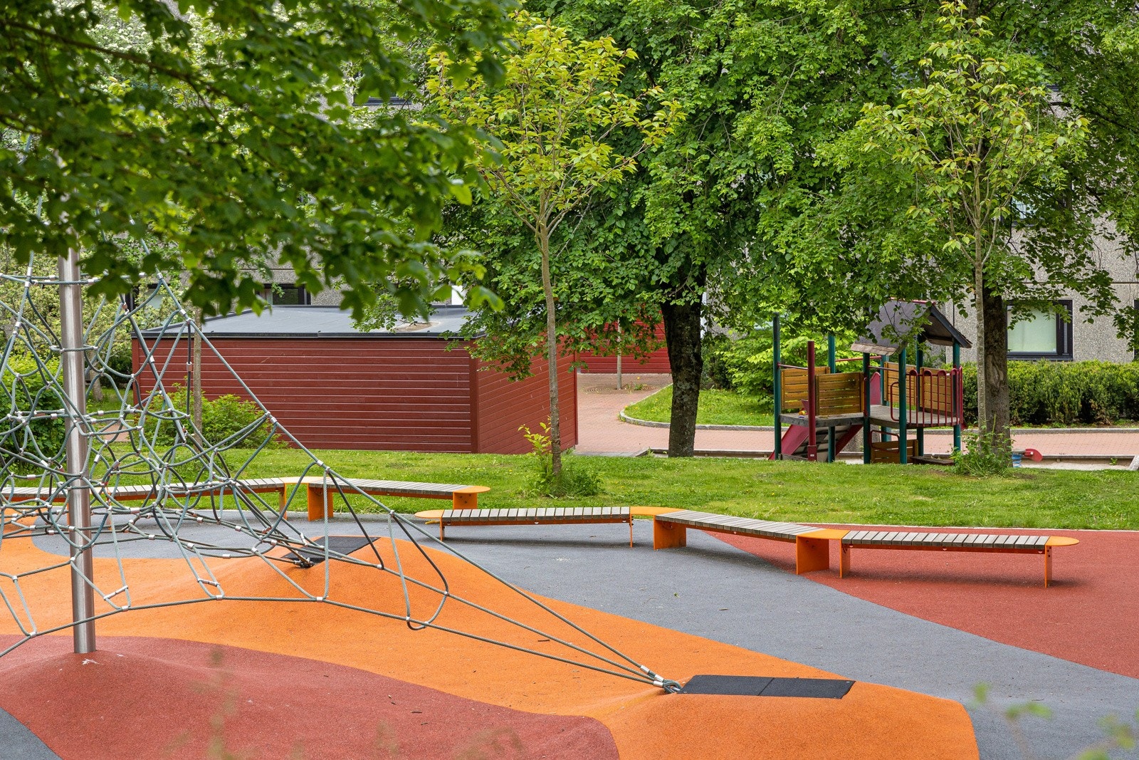 Borettslaget har pent opparbeidede fellesarealer med lekeplasser, felles grillplass, flotte gressplener, bærbusker, frukttrær, bordtennisbord m.m. Galleribilde