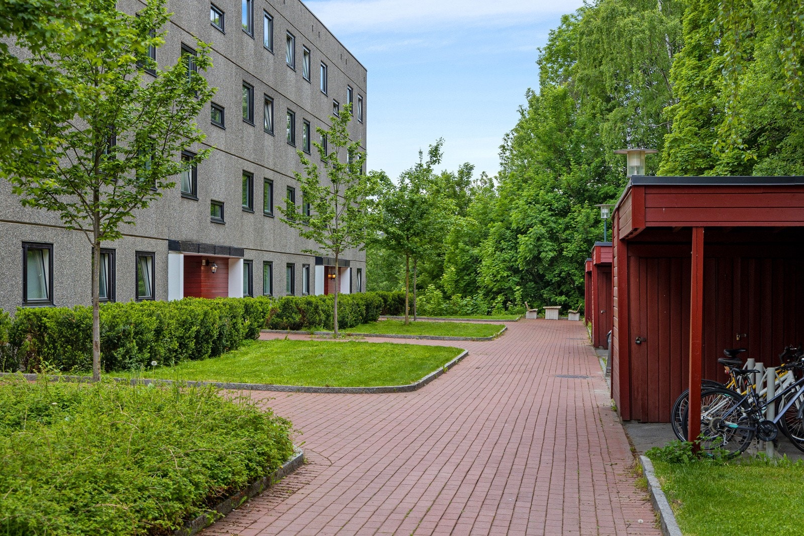 Det medfølger bod i frittliggende bygg rett ved inngangspartiet, samt en kjellerbod. Galleribilde