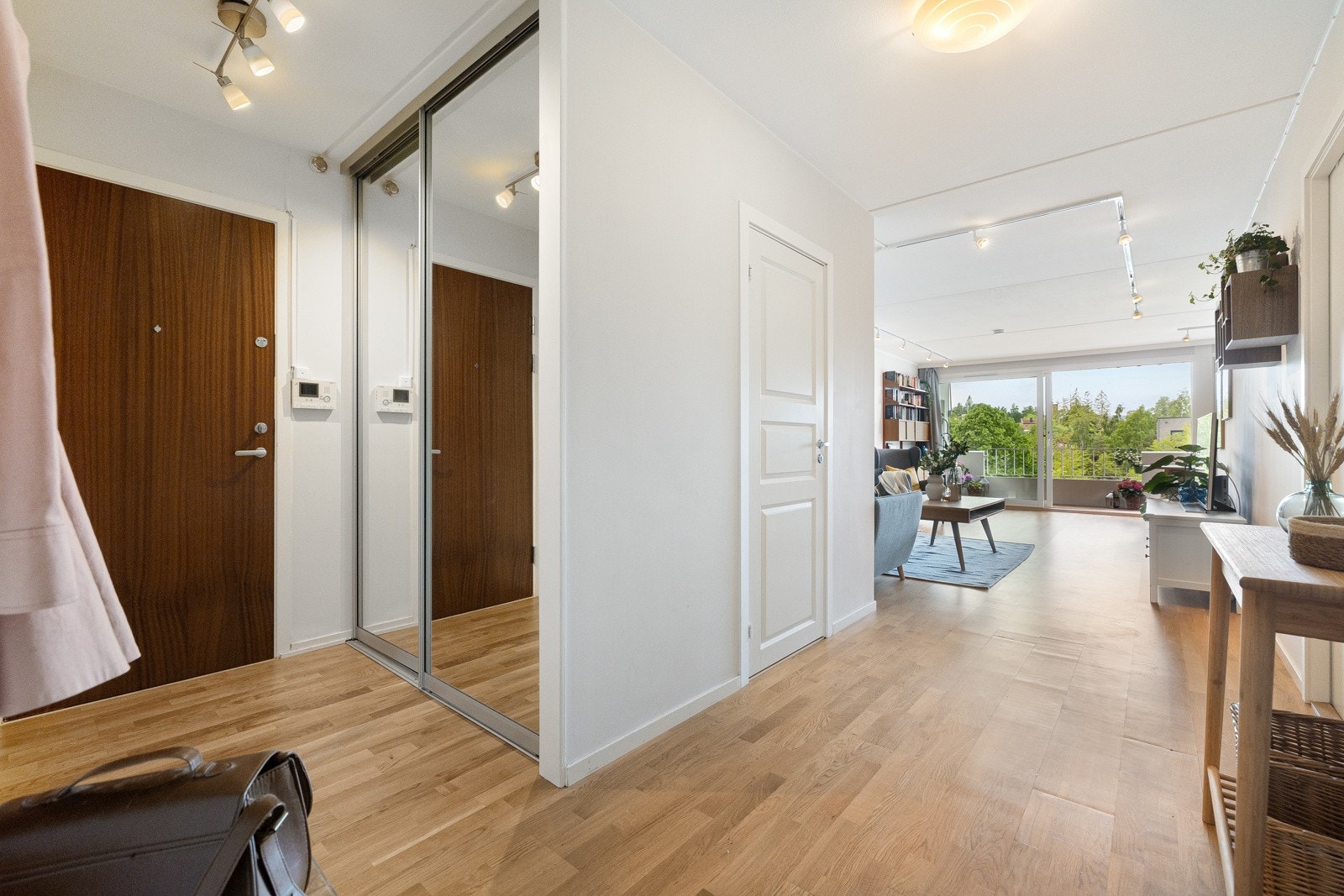 Leiligheten har en fin planløsning med oppholdsrom og soverom i hver sin ende av leiligheten. Det er også en praktisk innnvendig oppbevaringsbod. Galleribilde