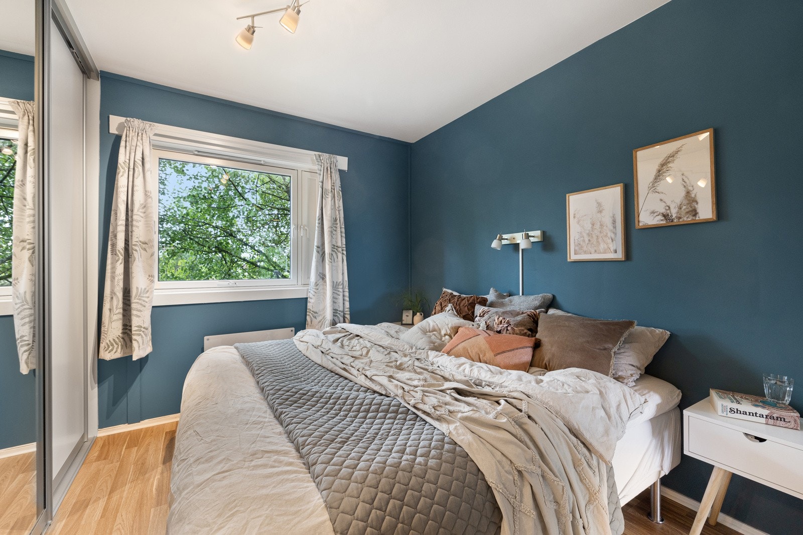 Leiligheten har to soverom av god størrelse med vinduer fra 2015 med god lydisolasjon. Galleribilde