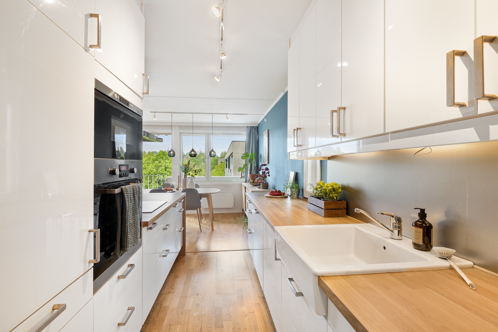 Lyst og pent kjøkken fra 2010 med nye benkeplate i 2022. Galleribilde