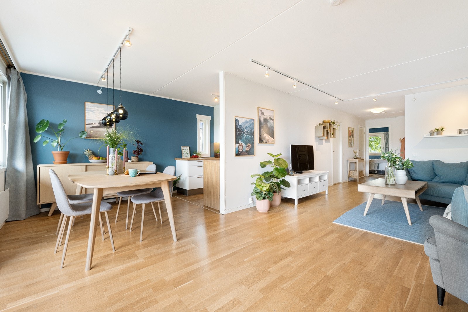 Sosialt oppholdsrom med stue-/kjøkken i åpen løsning, men likevel med mulighet til å holde kjøkkenets funksjoner separert fra stuen. Galleribilde