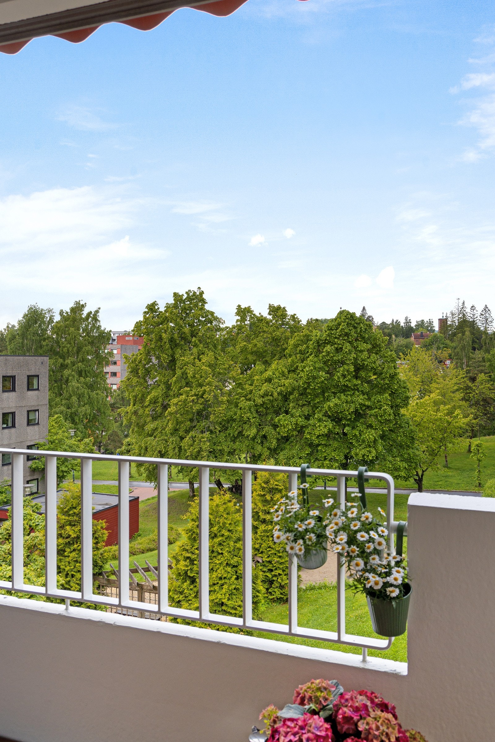 Fra balkongen er det flott utsyn over borettslagets pent opparbeidete tomt med grøntarealer og lekeapparater m.m. Galleribilde