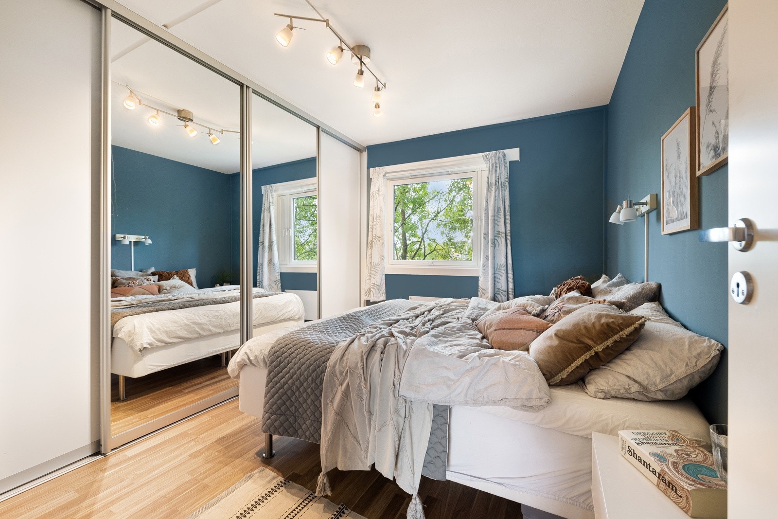 Hovedsoverommet har stor skyvedørsgarderobe over en hel vegg med masse plass til klær. Galleribilde