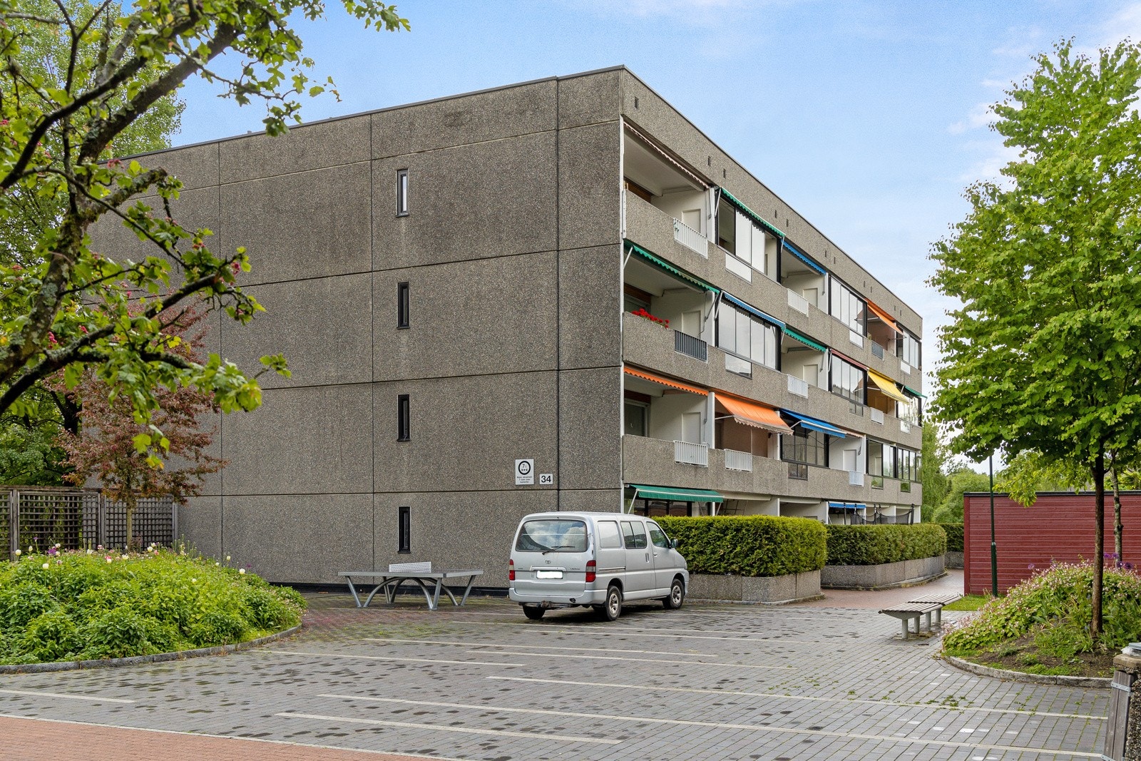 Meklenborg borettslag har hyggelig beliggenhet, med kort vei til offentlig kommunikasjon, dagligvare og flotte tur- og grøntområder i Sørkedalen, Mærradalen og Nordmarka. Galleribilde