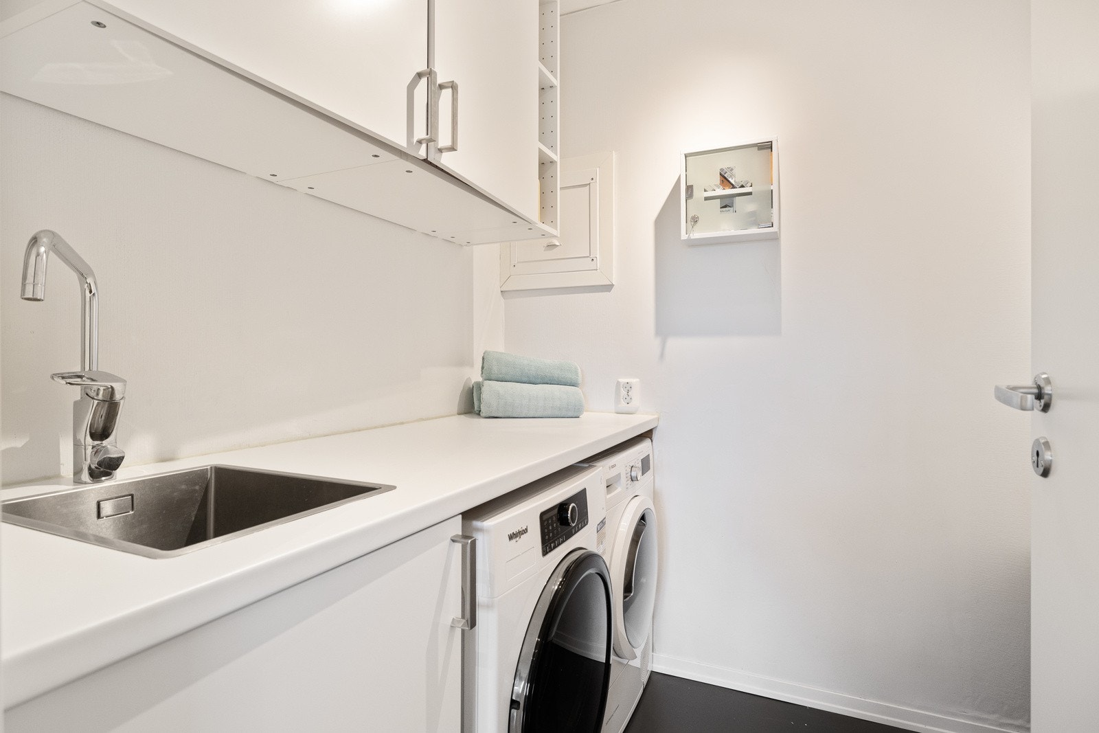 Vaskerommet ble pusset opp med innredning og overflater i 2020. Vaskerommet mangler sluk, men det er montert lekkasjevarsler. Galleribilde