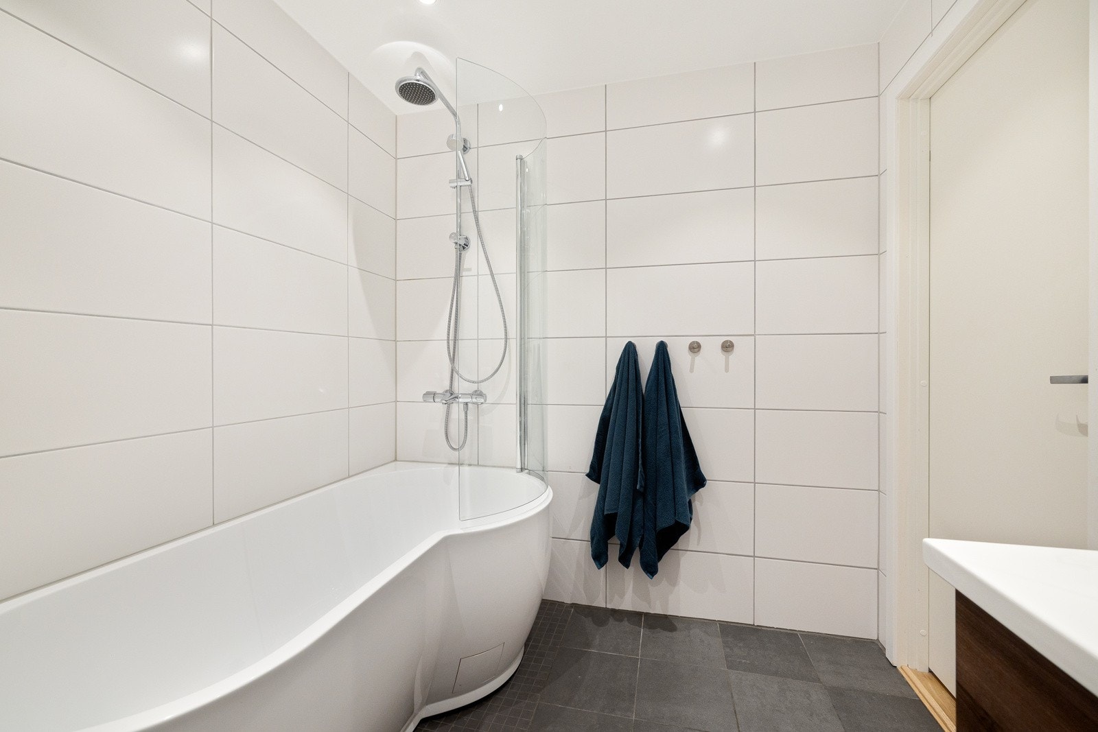 Badet ble pusset opp i 2017 og det foreligger dokumentasjon. Oppussingsarbeid ble utført av HH Boligdesign AS. Galleribilde