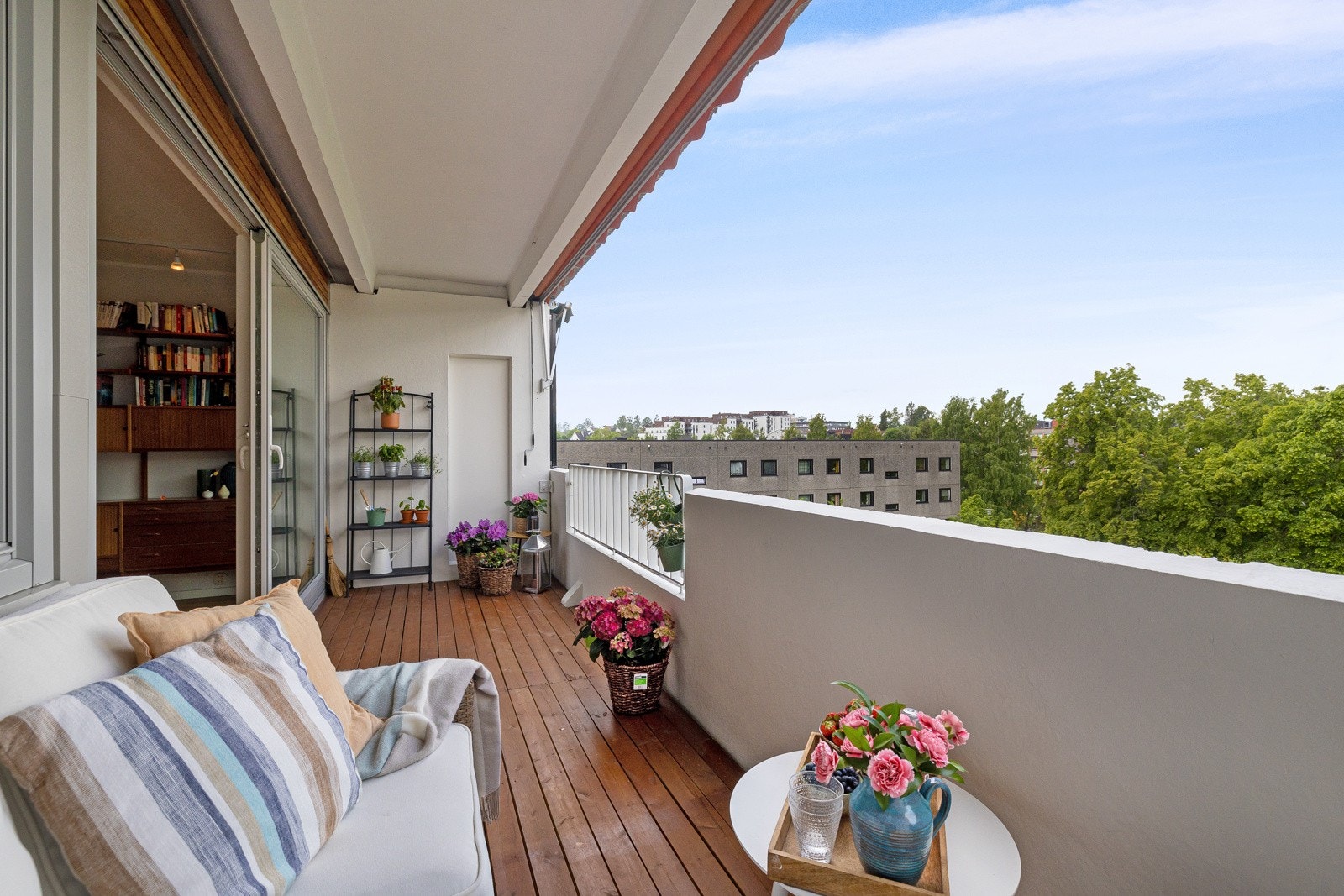 Leiligheten ligger i toppetasjen med en romslig balkong mot vest/nordvest med gode solforhold til langt på kveld. Galleribilde