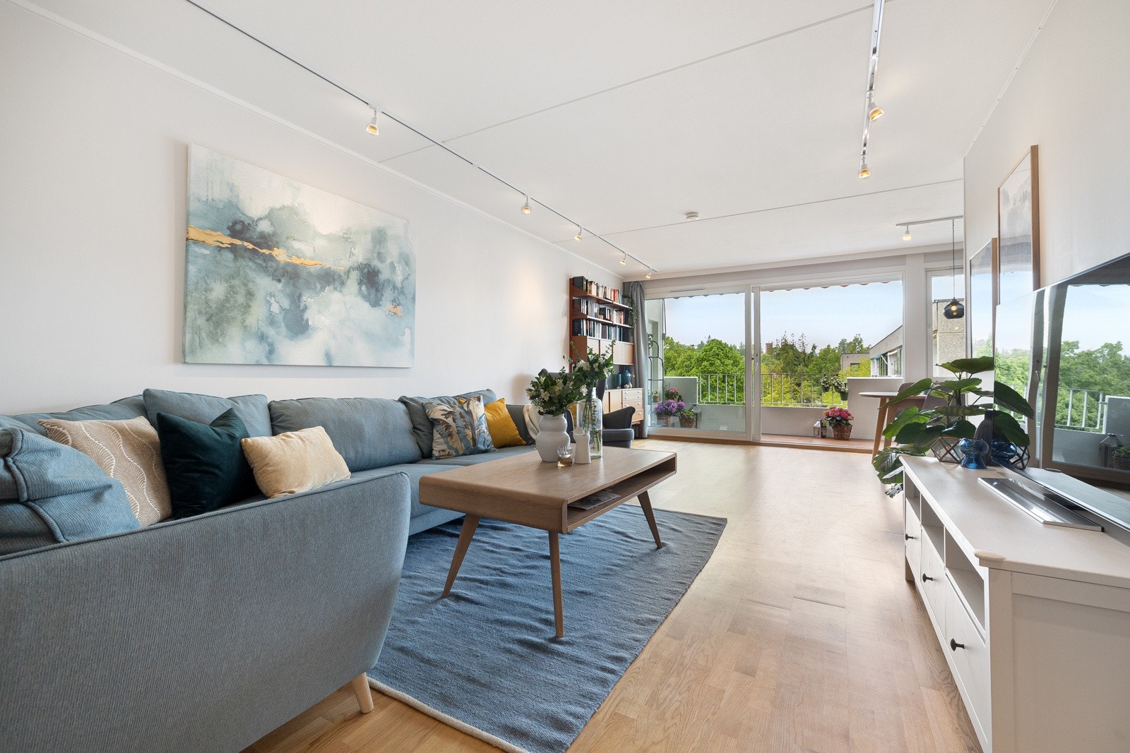 Pene overflater kombinert med godt lysinnslipp gir et behagelig oppholdsrom. Alle veggflater ble helsparklet i 2017. Galleribilde