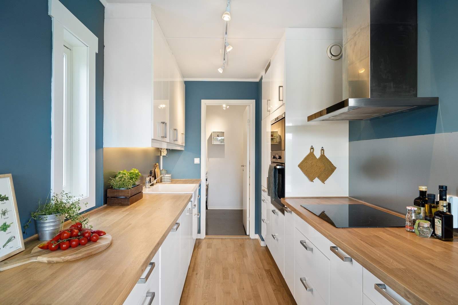 Kjøkkenet har godt med skap- og benkeplass. Alle hvitevarer på kjøkkenet medfølger leiligheten. Galleribilde