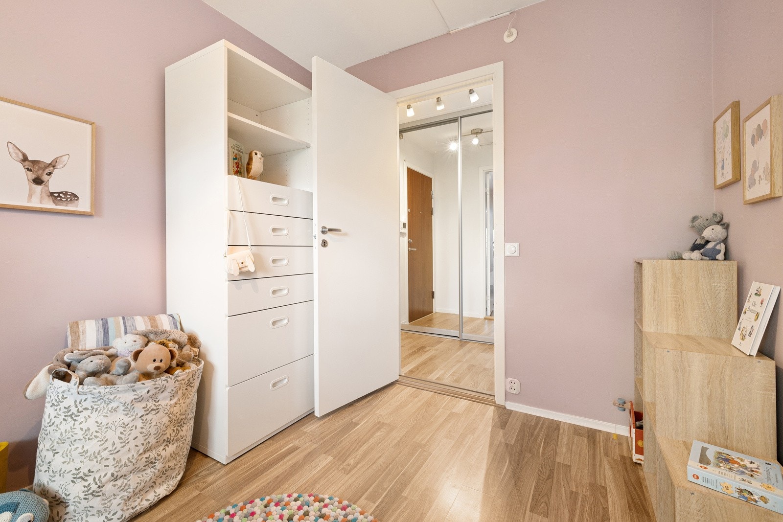 Soverom 2 har også godt med plass til oppbevaringsmøblement. Gulv på begge soverom ble lagt i 2017. Galleribilde