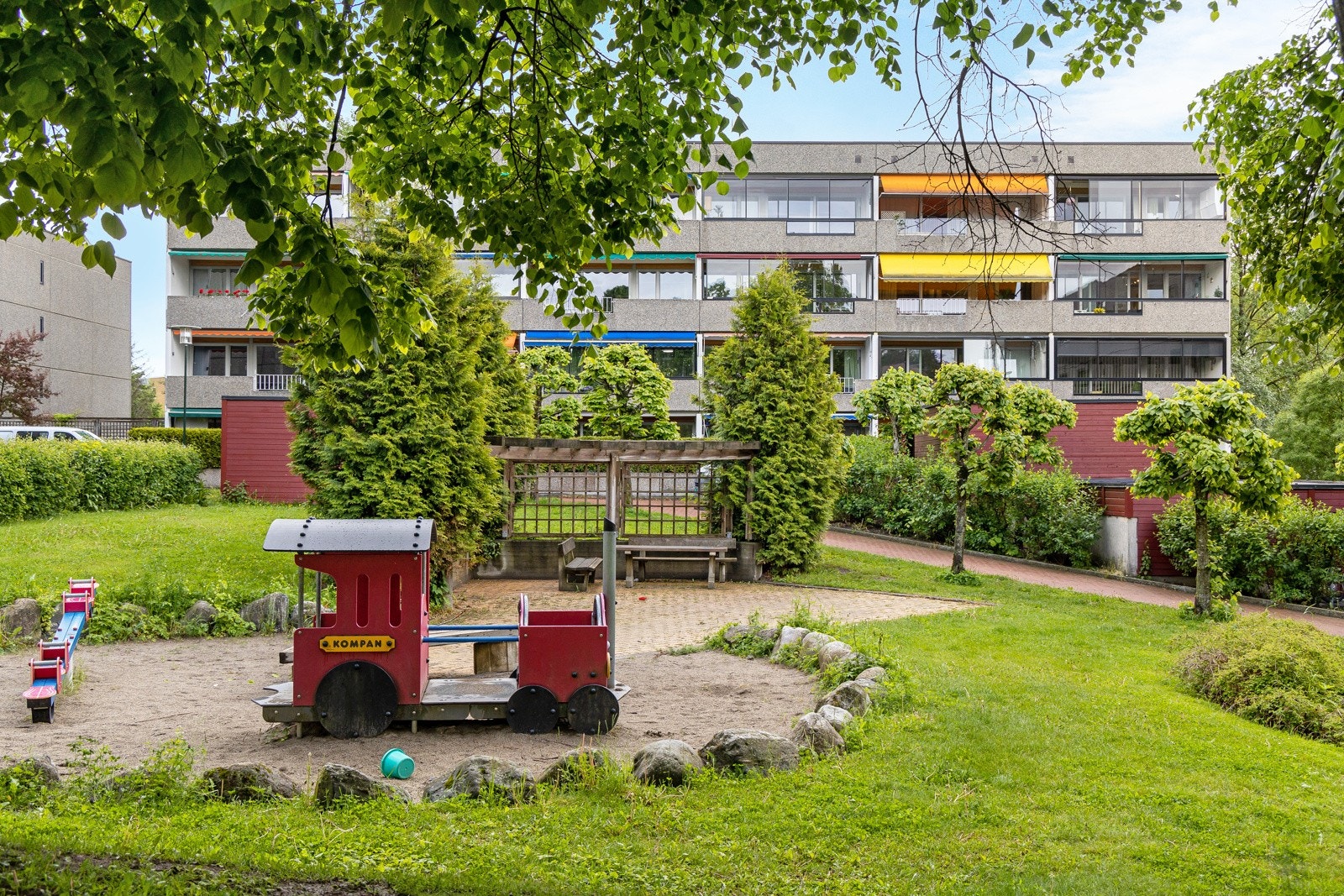 Borettslagets fellesområde er også bilfritt, med oppvarmede gangveier som gjør at det er tilnærmet snø- og iisfritt om vinteren. Galleribilde