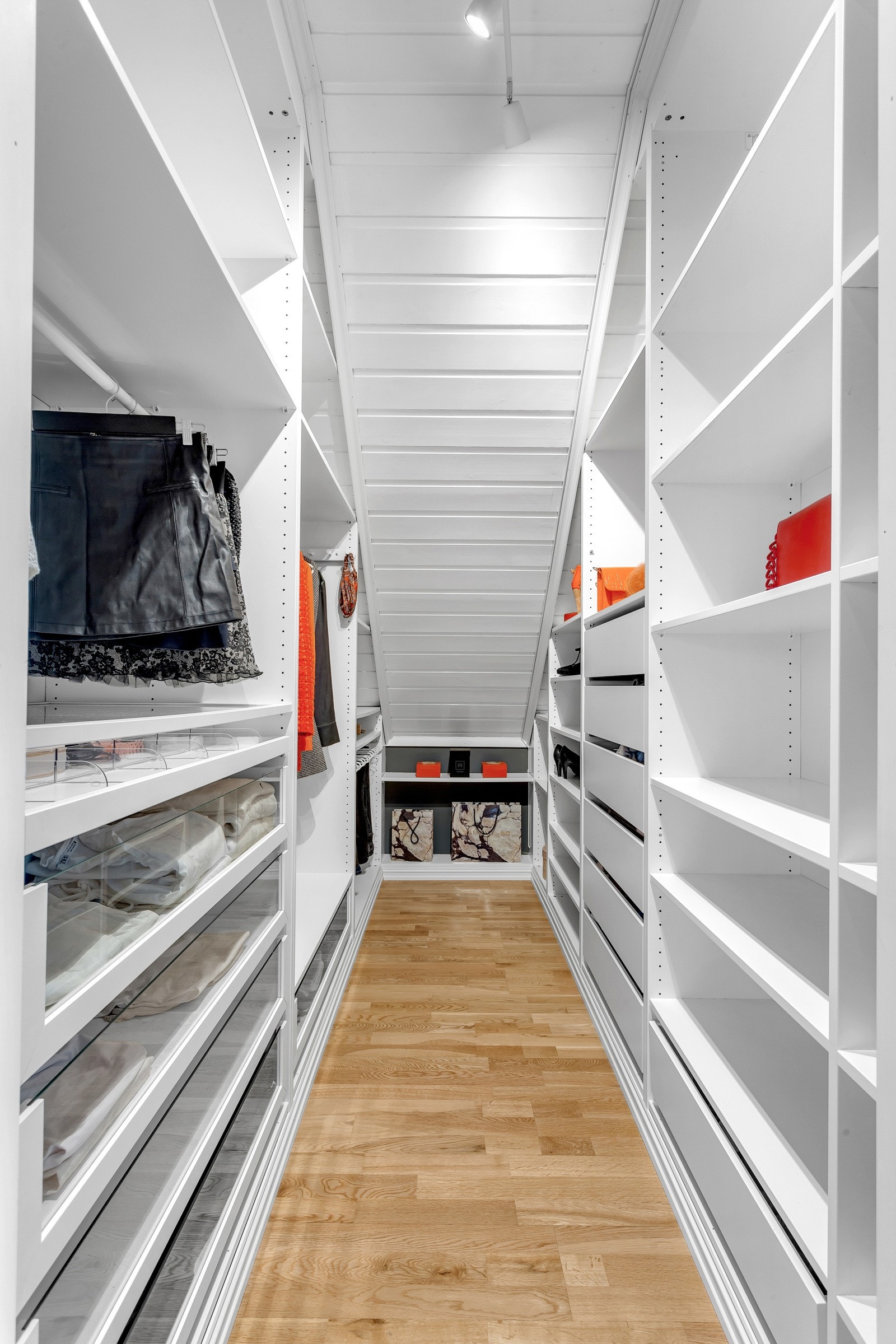 Detaljbilde walk-in closet. Galleribilde