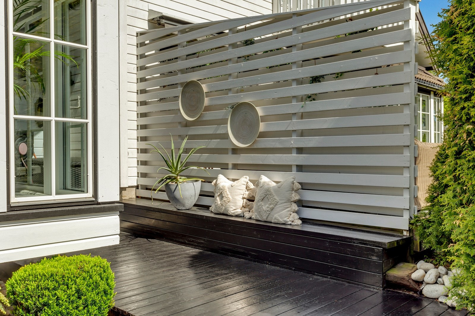 Solen står opp på gårdsplassen og kommer tidlig inn i hagen på terrassen og ved lysthuset. Galleribilde