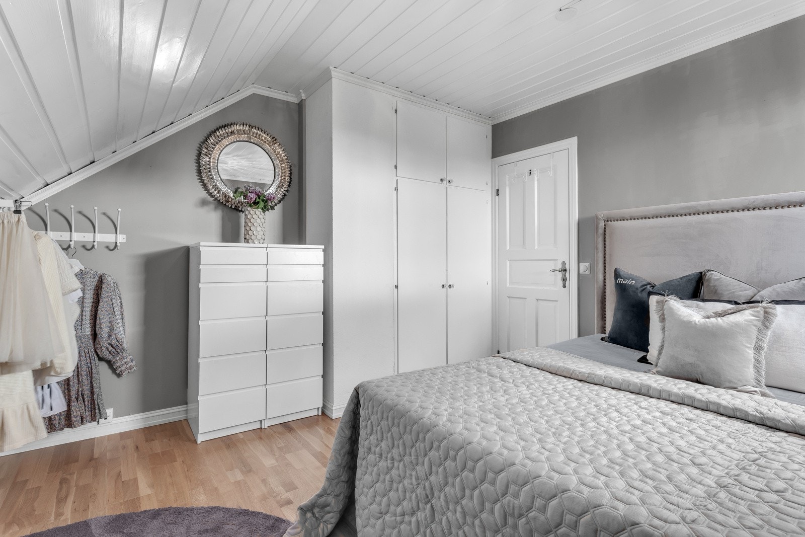 Inneholder plassbygget garderobeskap med hvite fronter. Galleribilde