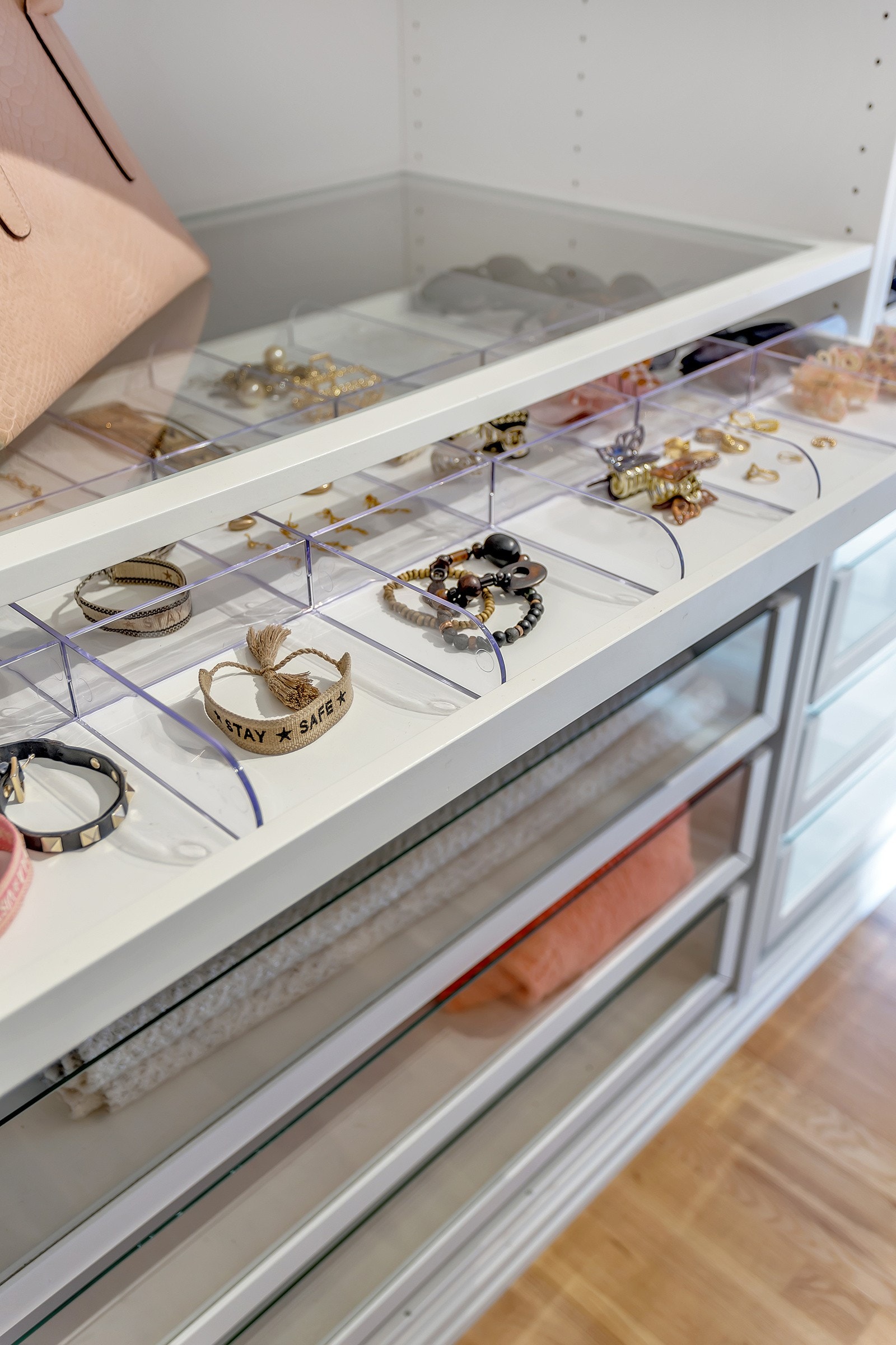 Begge rommene har et plassbygget walk-in closet med skuffer, hyller og stenger for oppheng. Galleribilde
