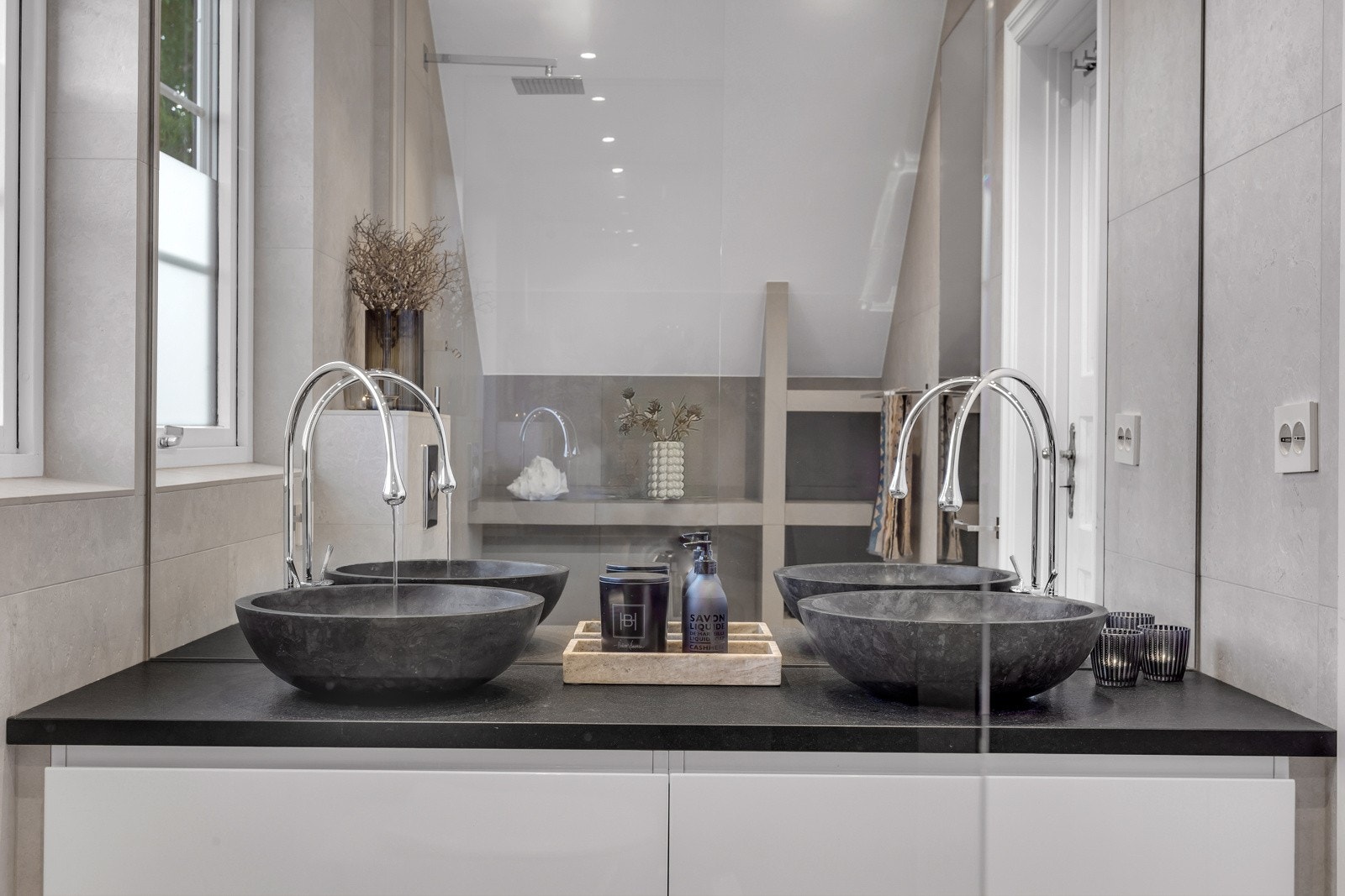 Innredningen har designarmaturer fra Gessi, benkeplate av børstet granitt og to toppmonterte servantboller i marmorert stein fra Katania. Galleribilde