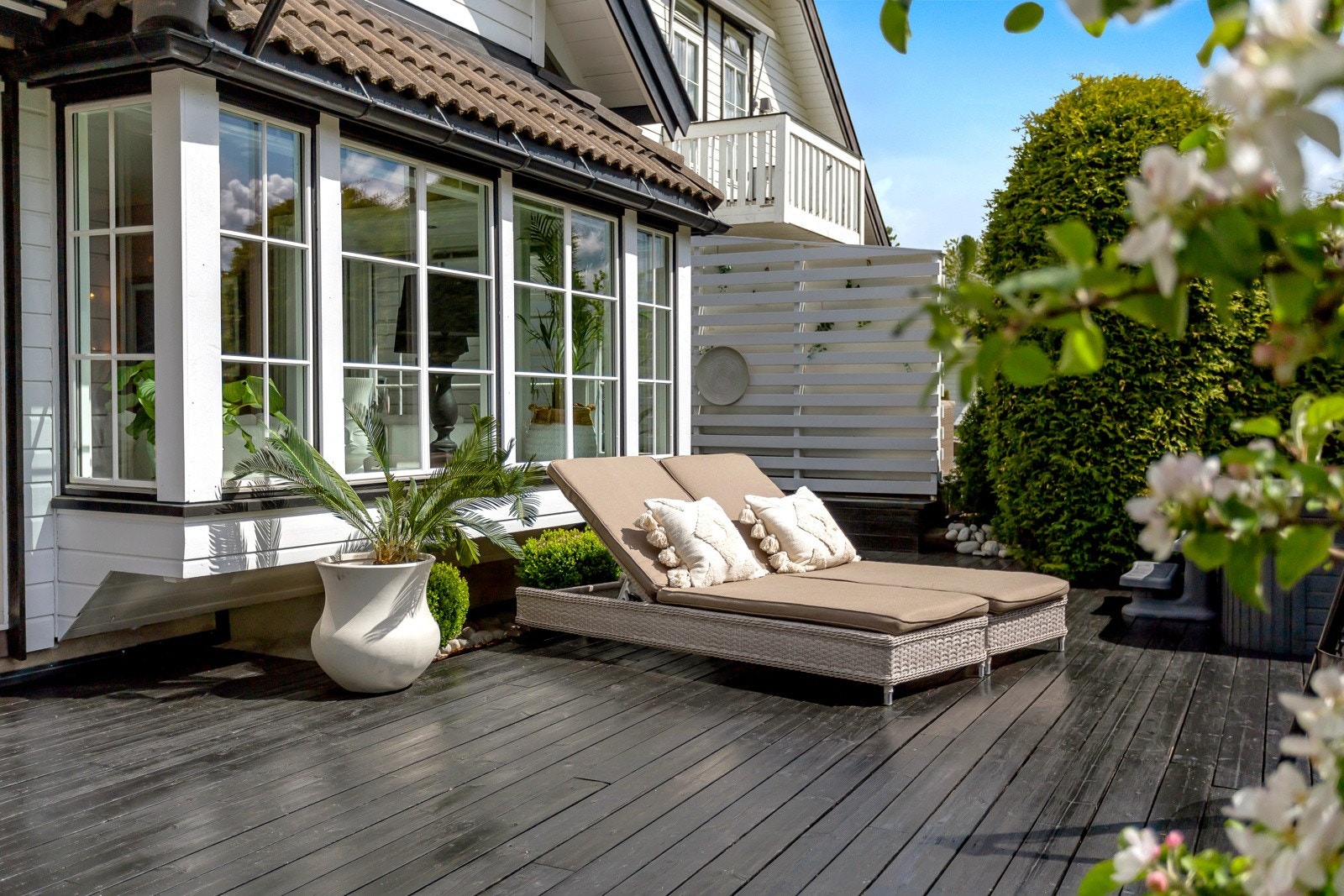 Det er sol i hagen og på terrassen til langt utpå kvelden, så her kan man virkelig nyte varme dager til fulle. Galleribilde
