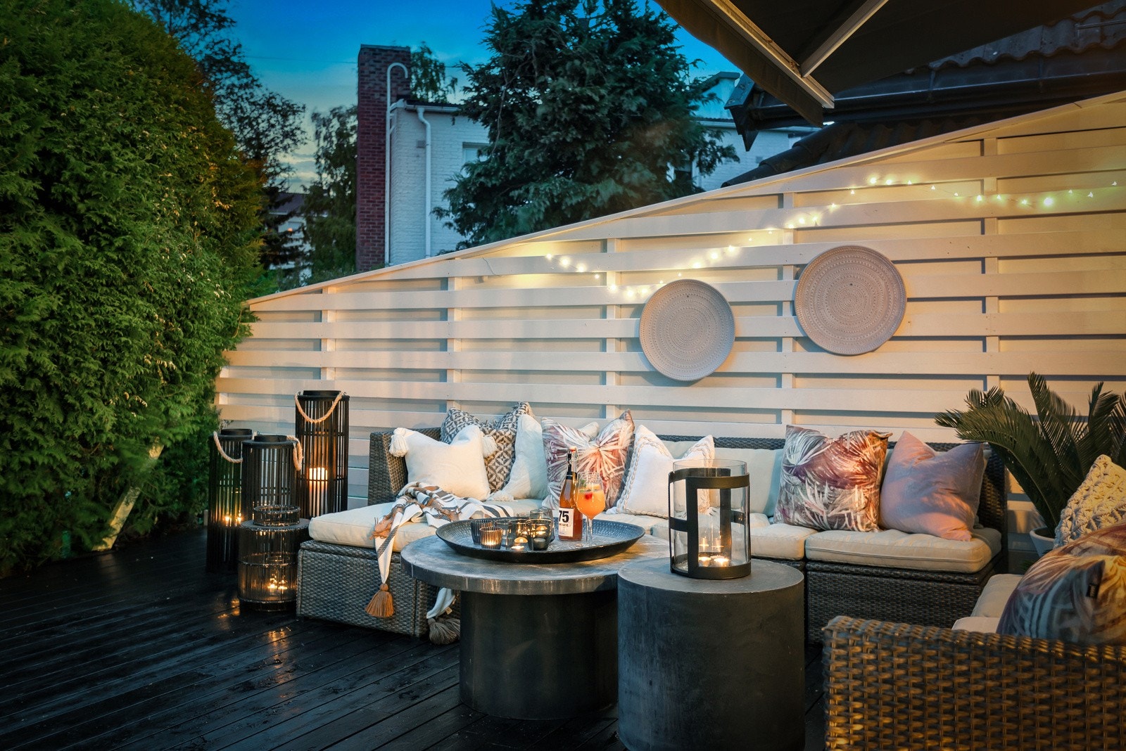 Fra stuen er det utgang til en herlig og delvis overbygget terrasse på ca. 60 kvm, med direkte adkomst til hagen. Galleribilde