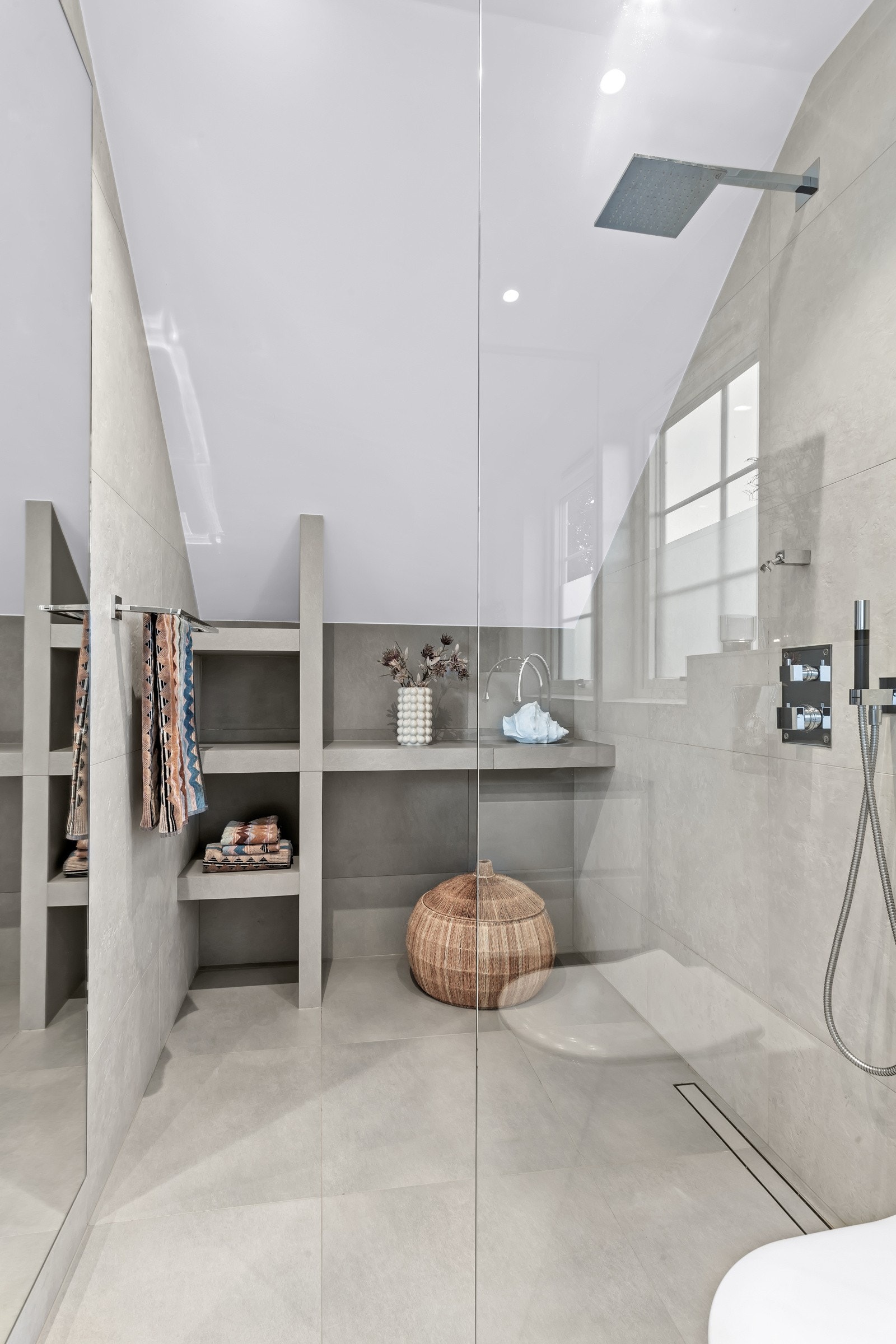 Også dette badet er pusset opp av fagfolk i 2018. Det er et stort, innfelt speil og en moderne baderomsinnredning fra Bergersen. Galleribilde